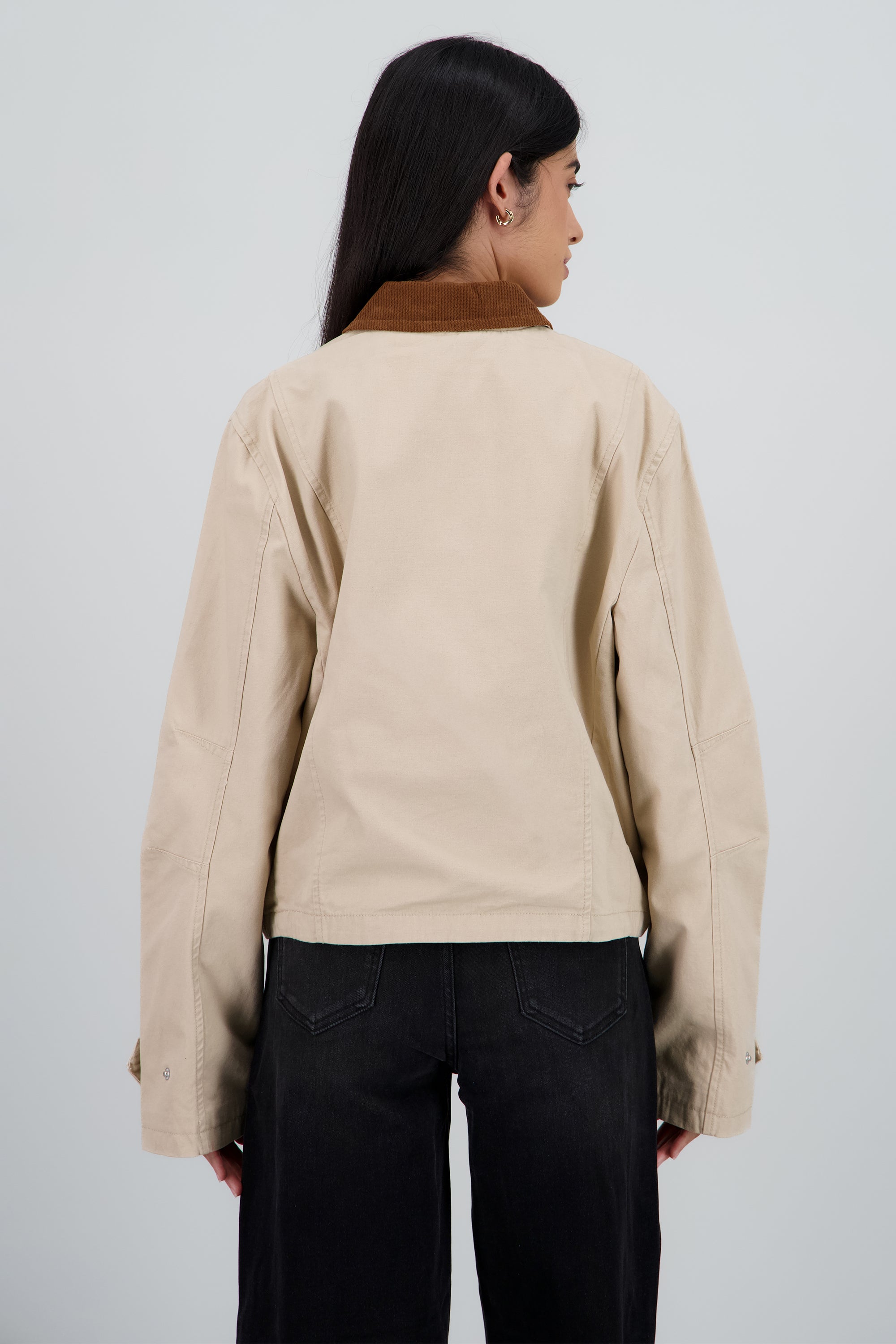 Chamarra con contraste en cuello y bolsas BEIGE