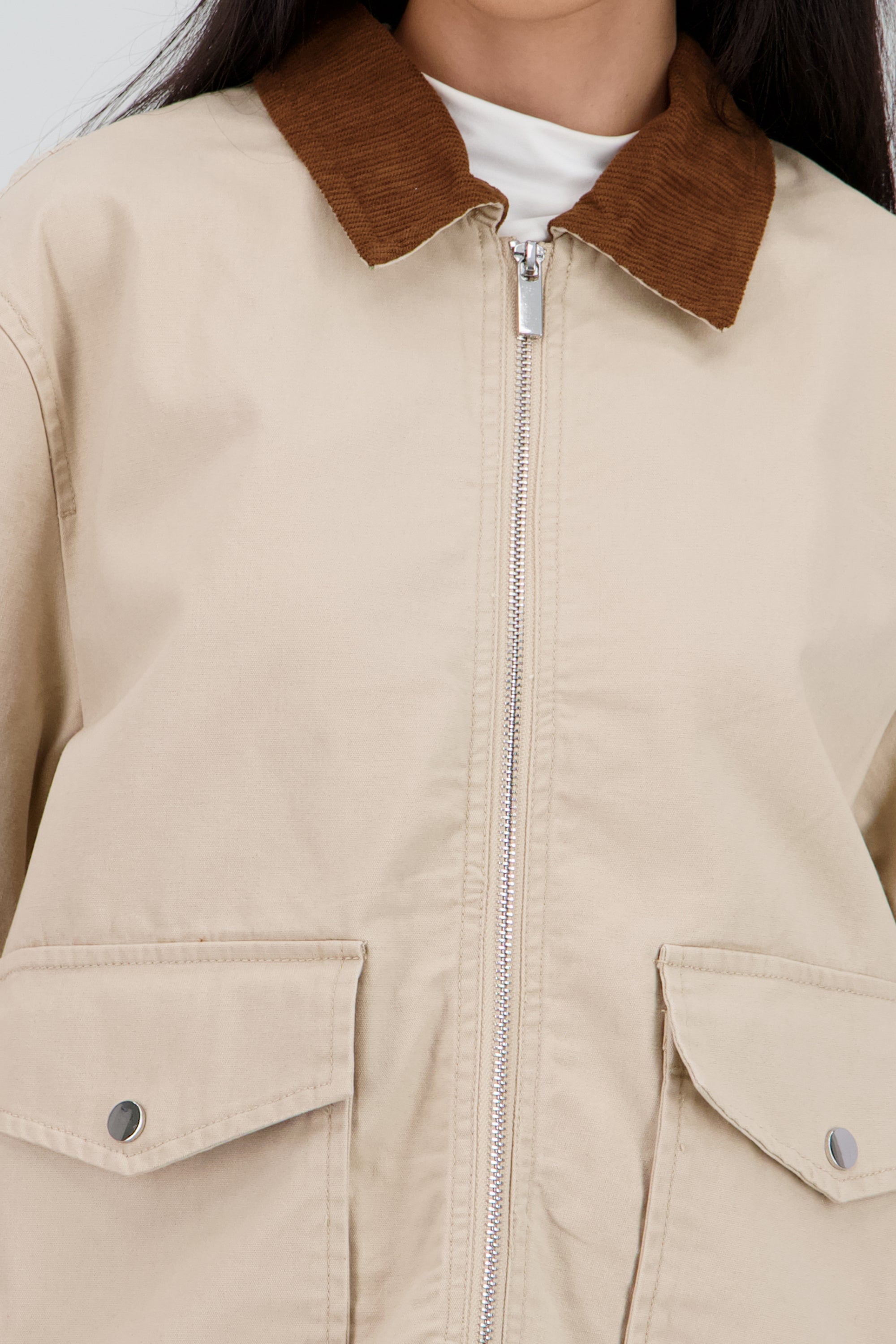 Chamarra con contraste en cuello y bolsas BEIGE
