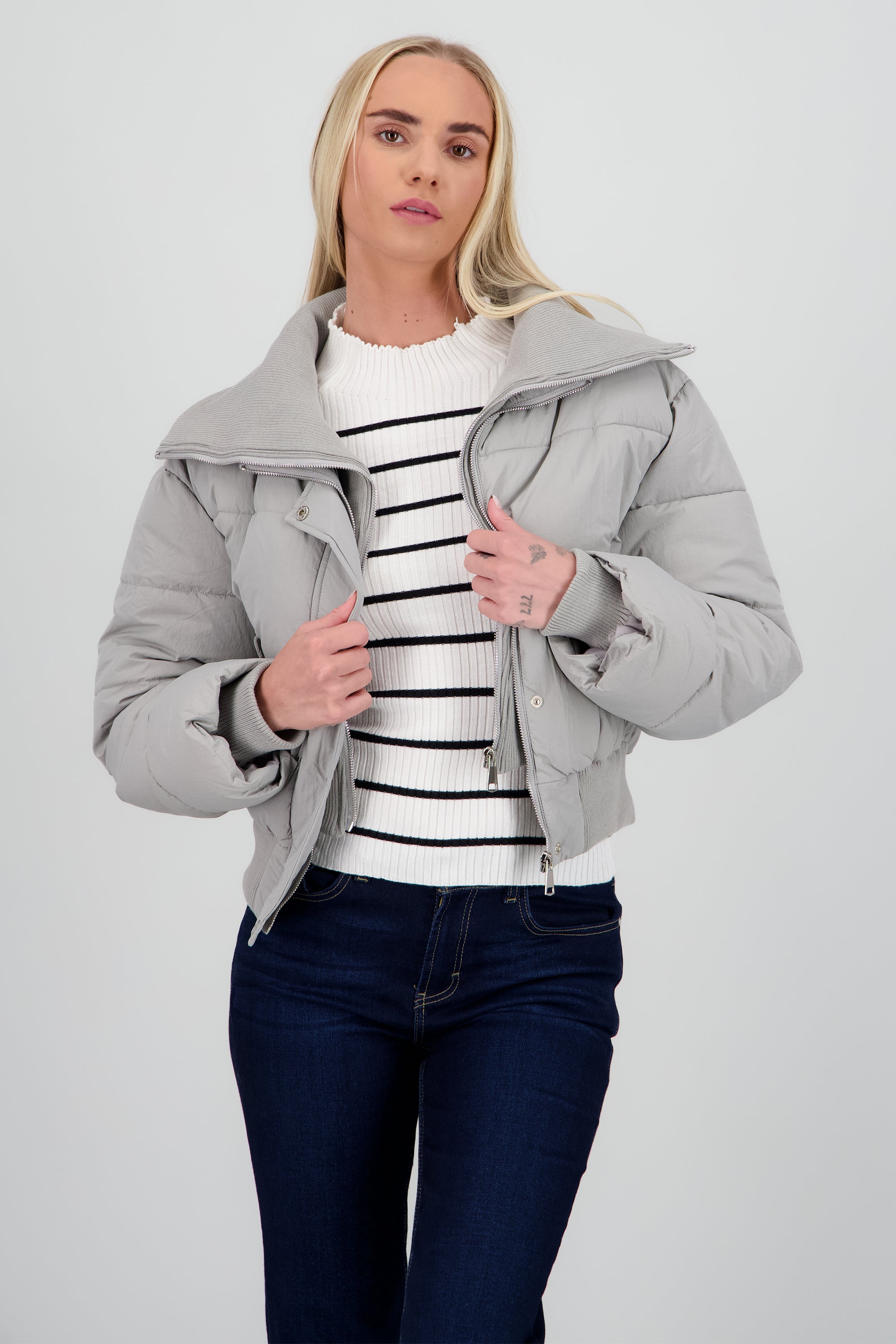 Chamarra puffer con cuello tejido liso GRIS