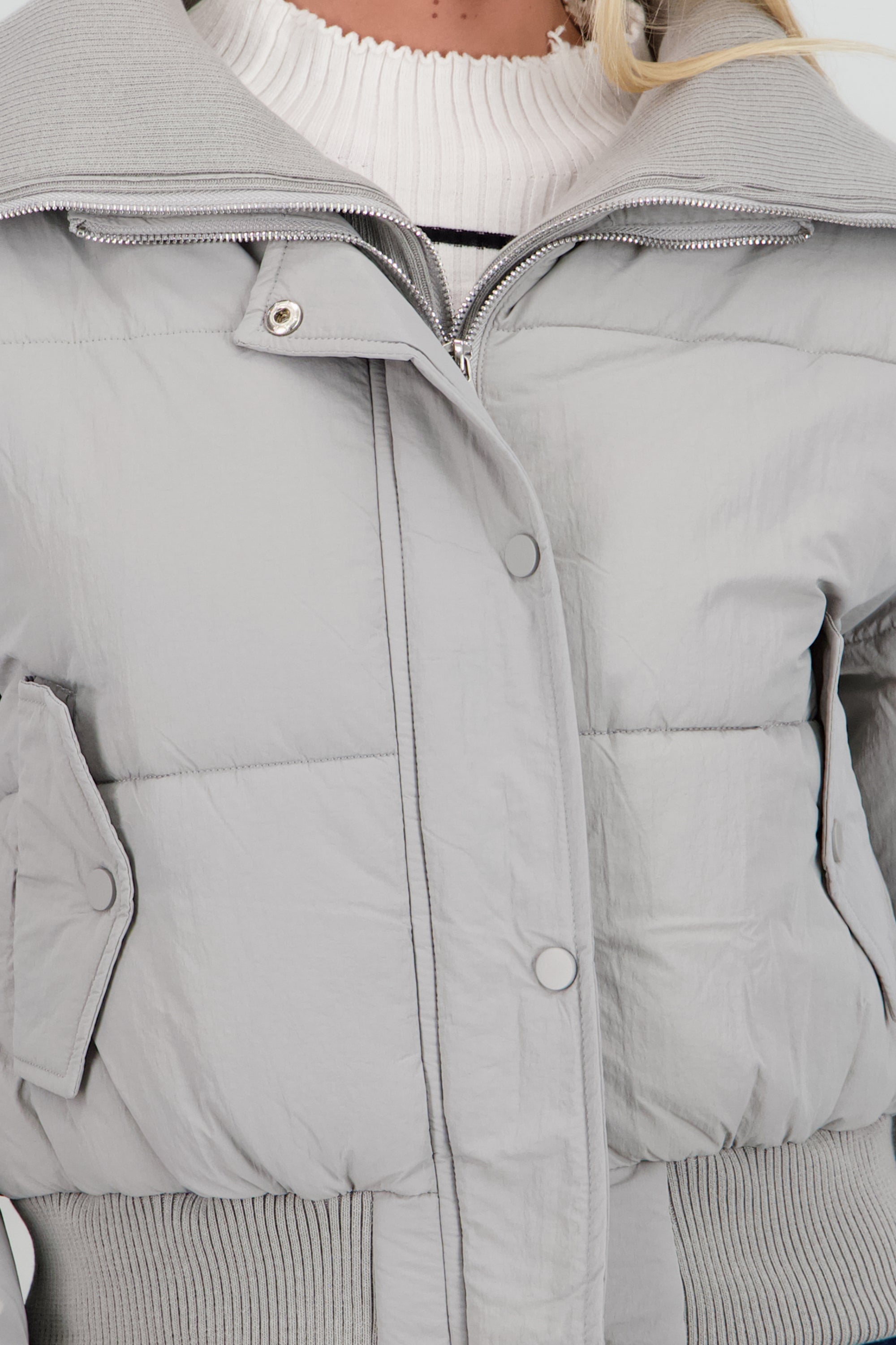 Chamarra puffer con cuello tejido liso GRIS