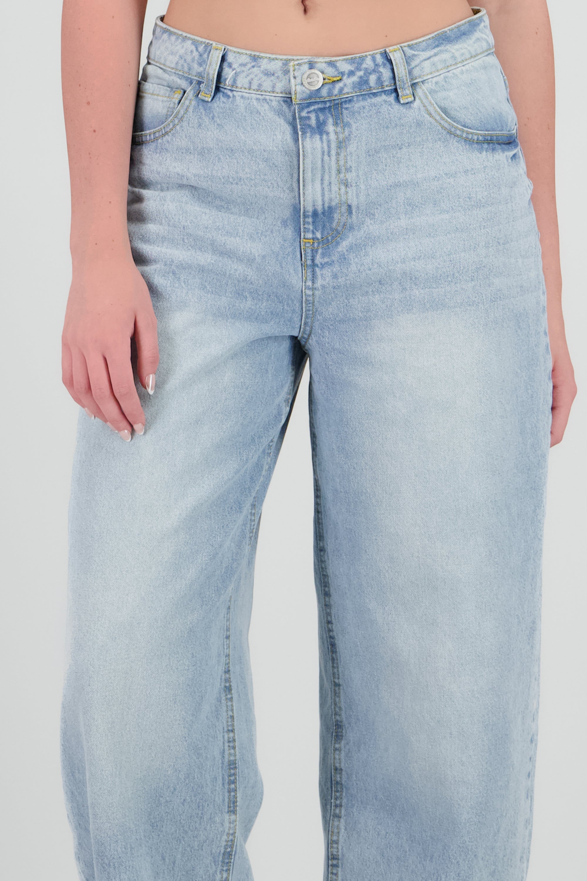 Jeans barrel amplio BLEACHED