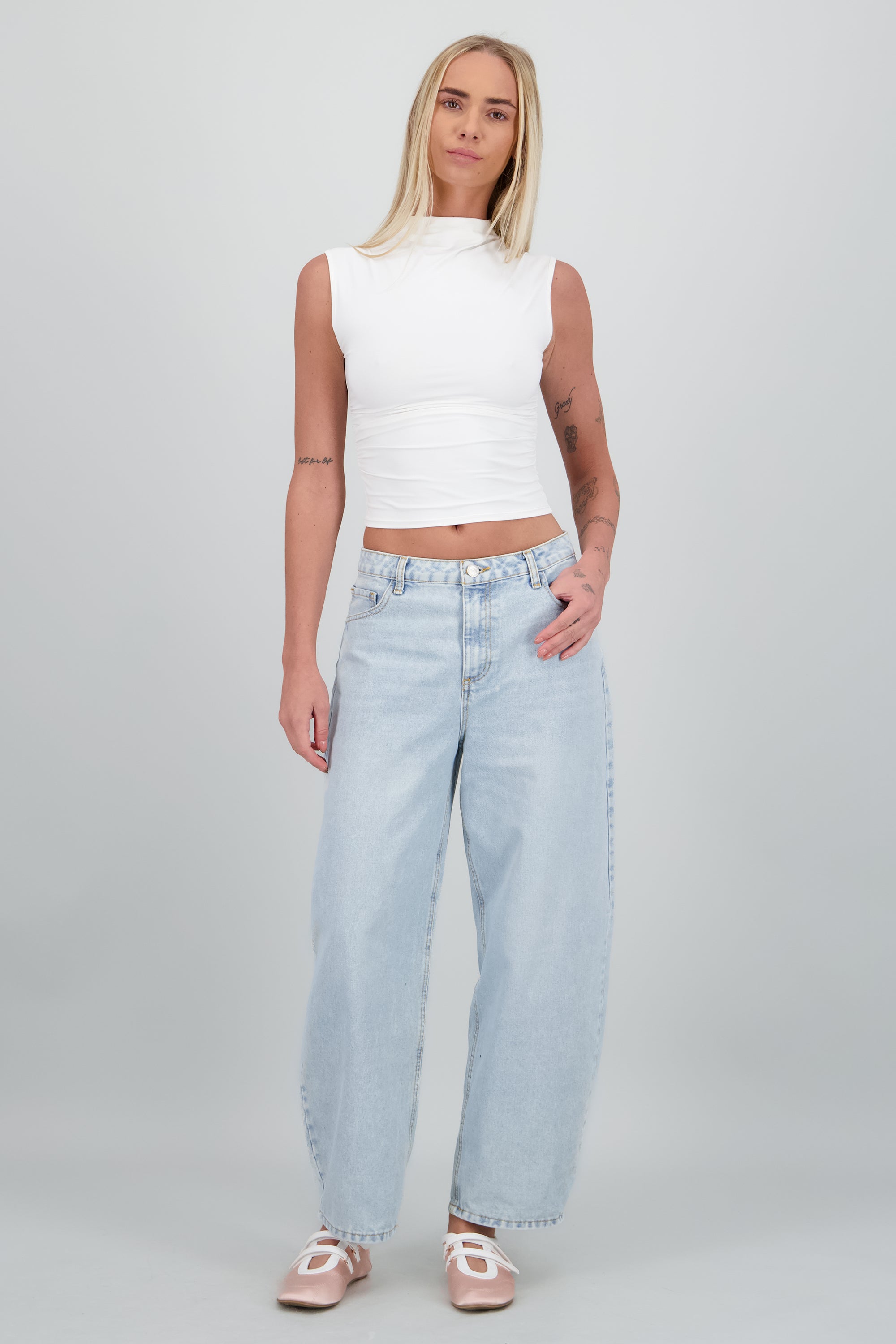 Jeans barrel amplio SUPER BLEACHED