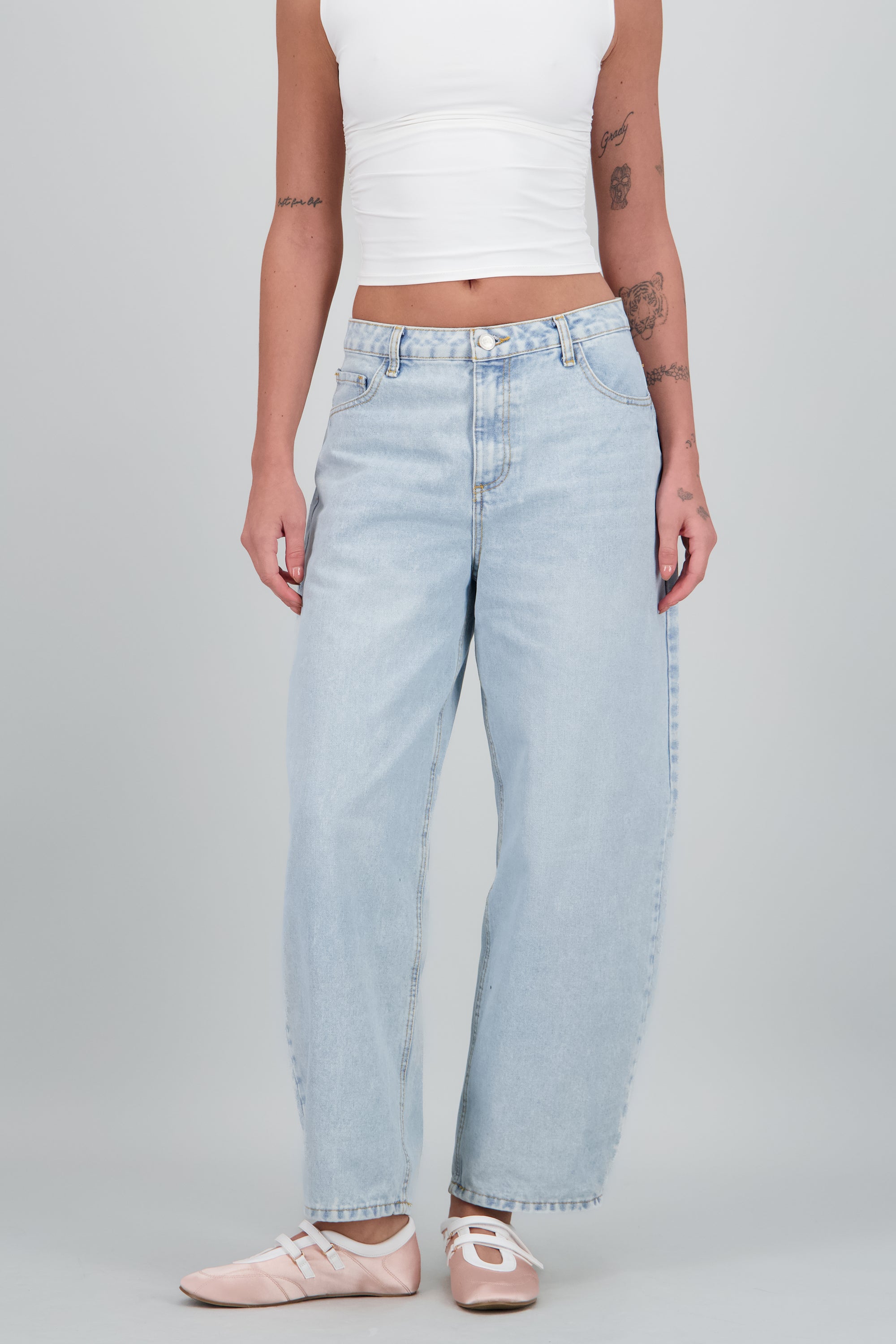 Jeans barrel amplio SUPER BLEACHED