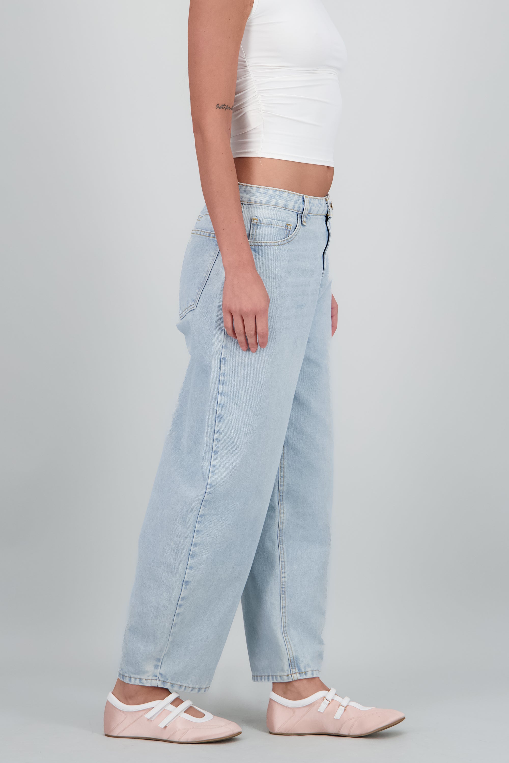 Jeans barrel amplio SUPER BLEACHED