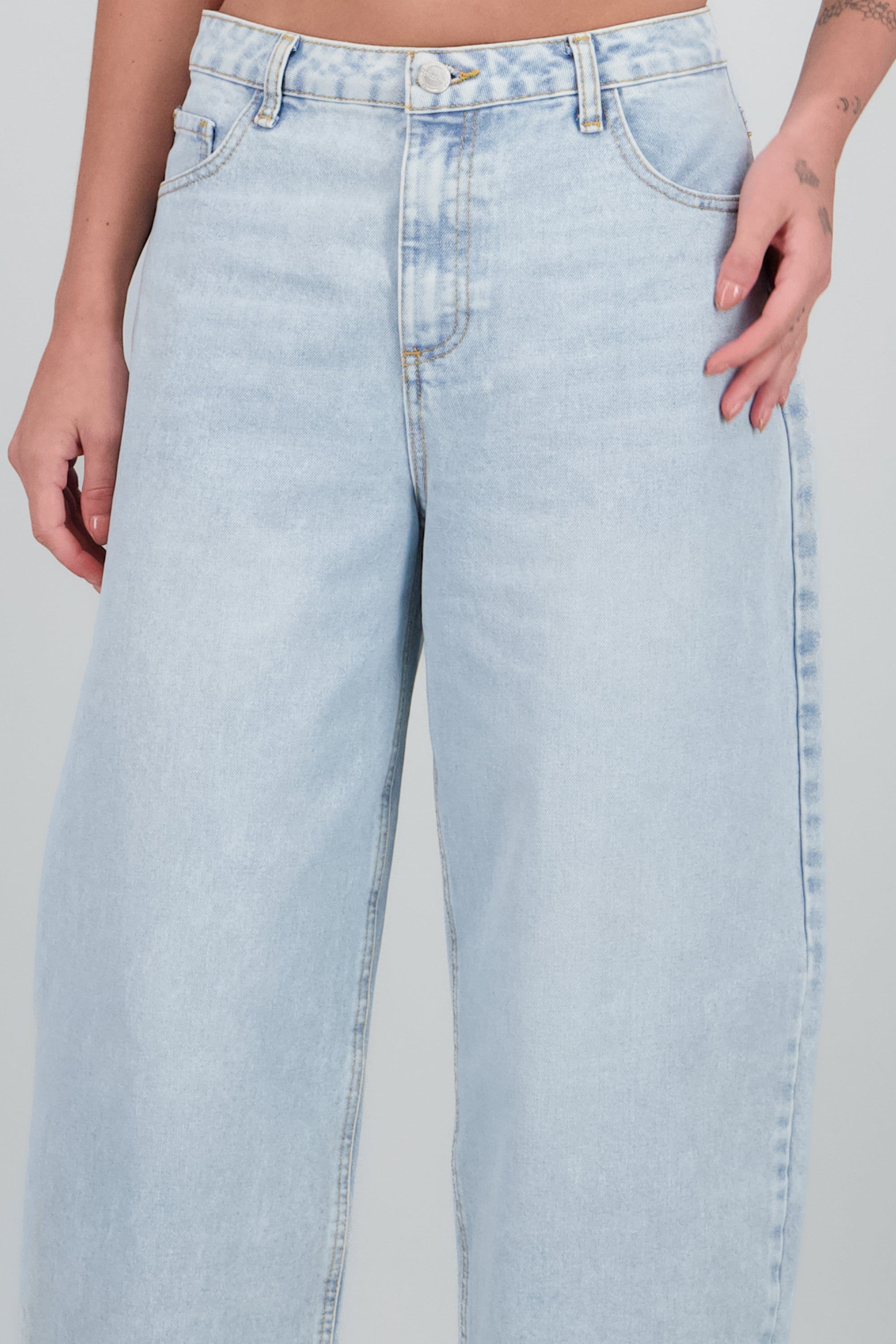 Jeans barrel amplio SUPER BLEACHED