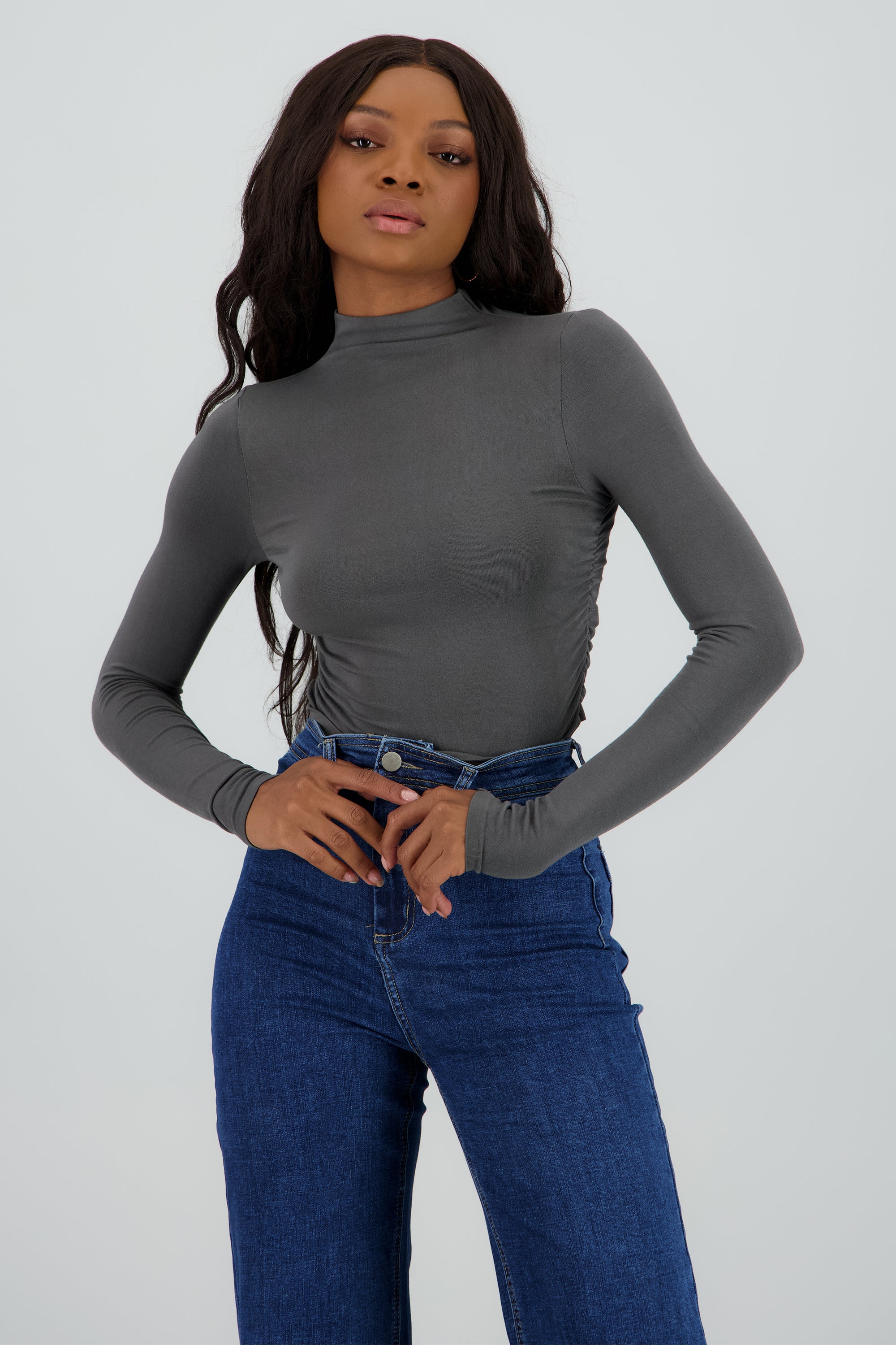 Top manga larga cuello alto frunce costados GRIS OBSCURO