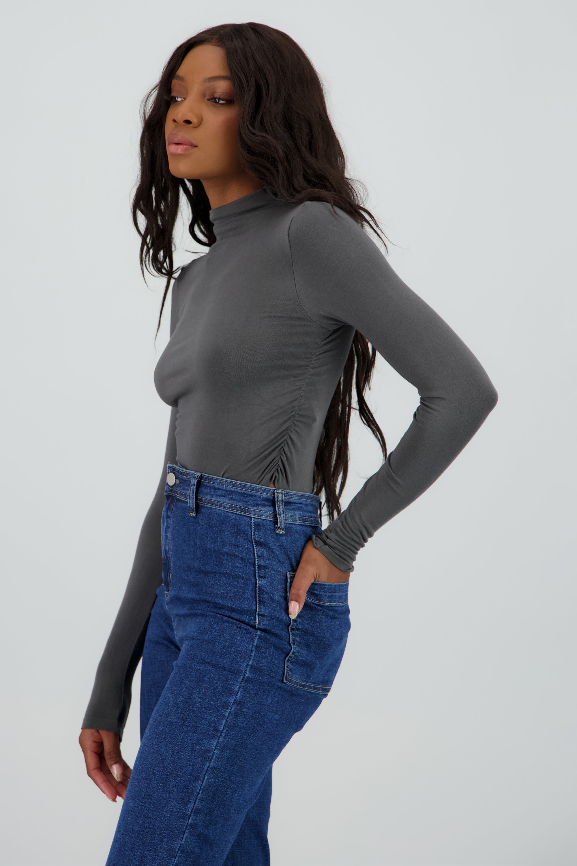 Top manga larga cuello alto frunce costados GRIS OBSCURO