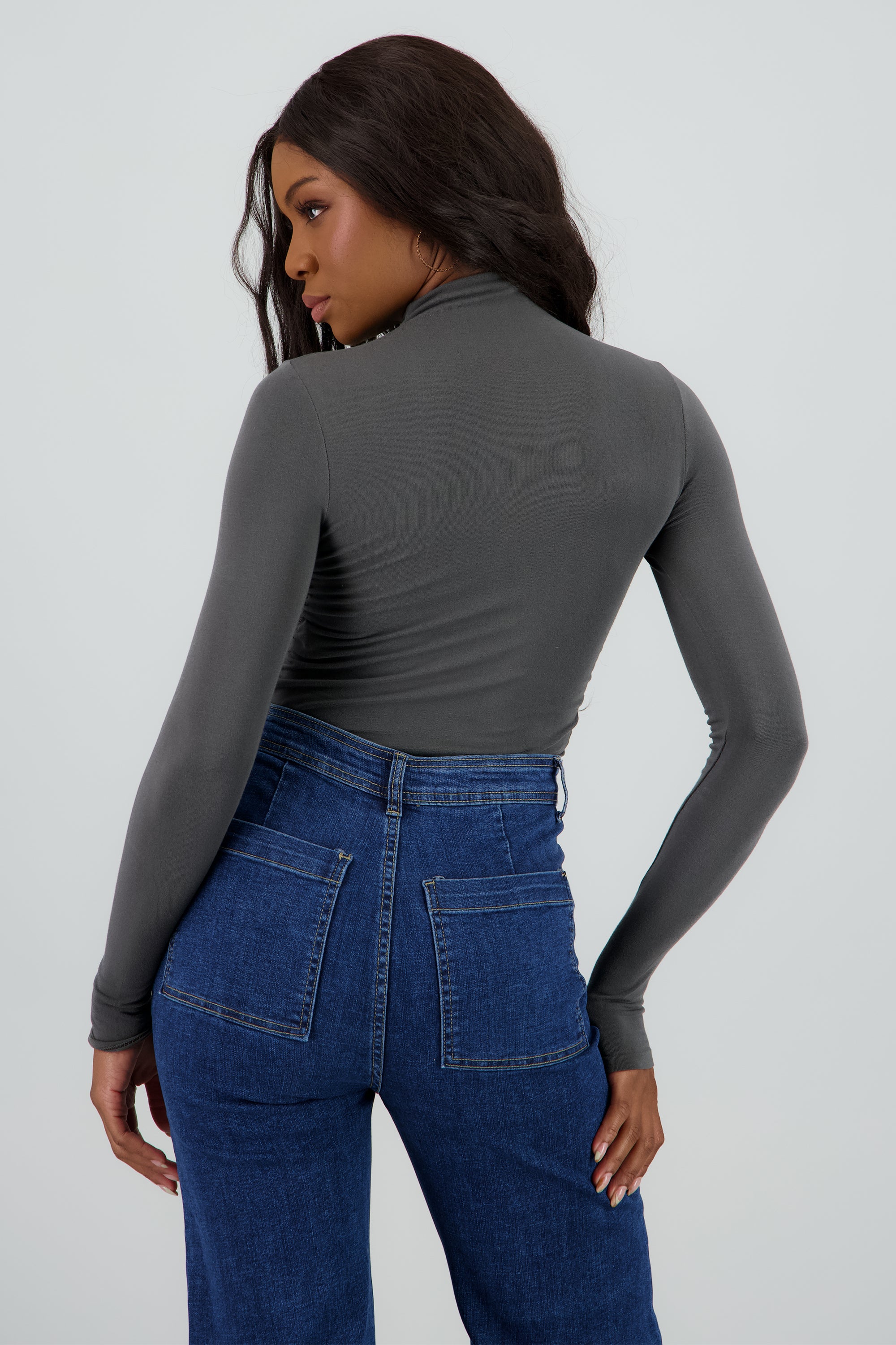 Top manga larga cuello alto frunce costados GRIS OBSCURO