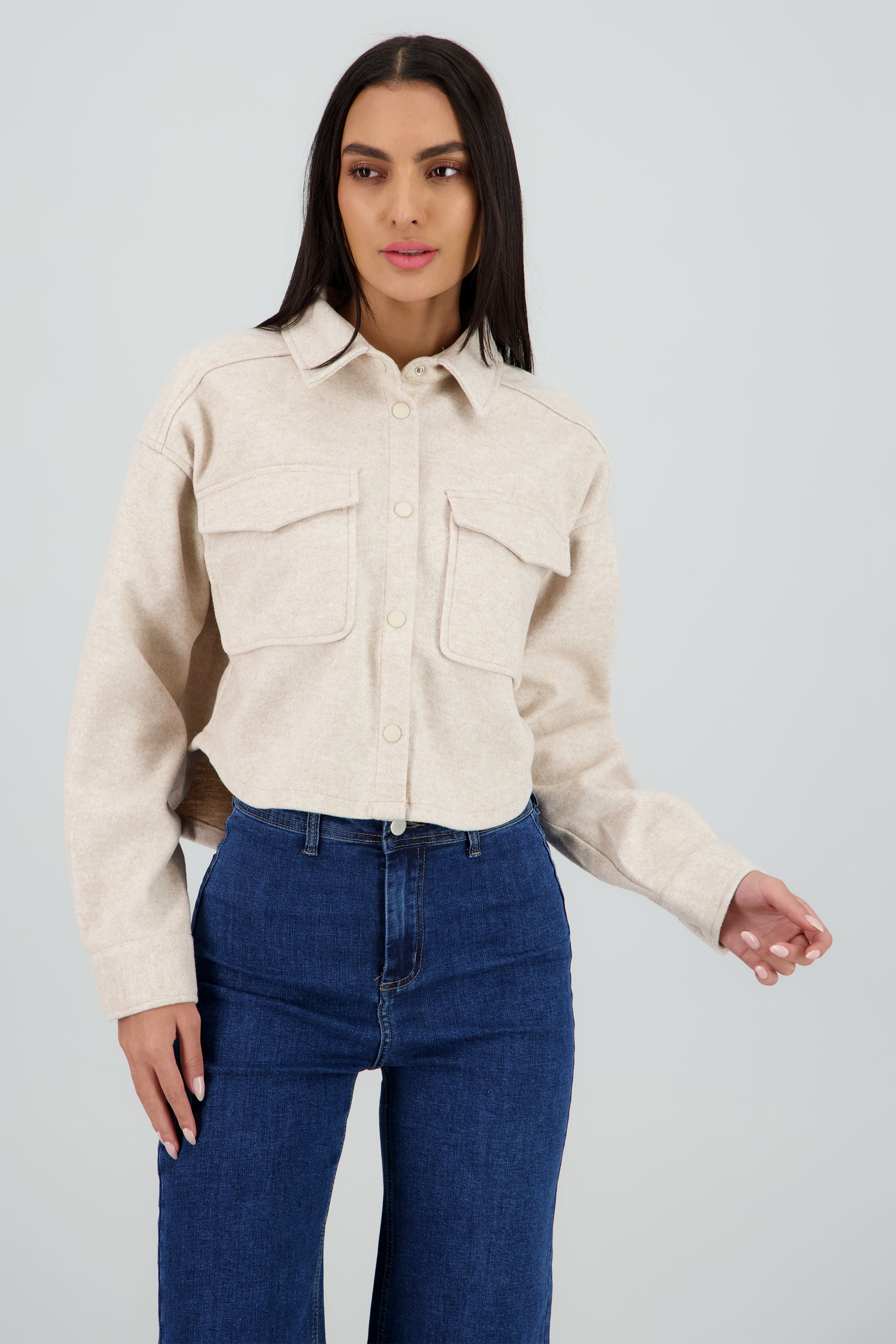 Chamarra crop bolsas parche Hypsters CREMA