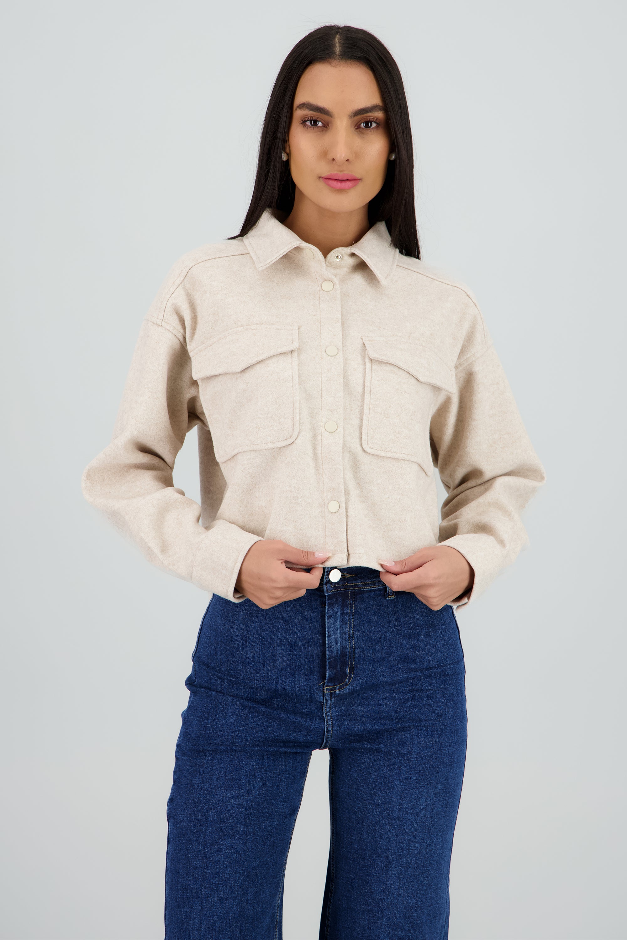 Chamarra crop bolsas parche Hypsters CREMA