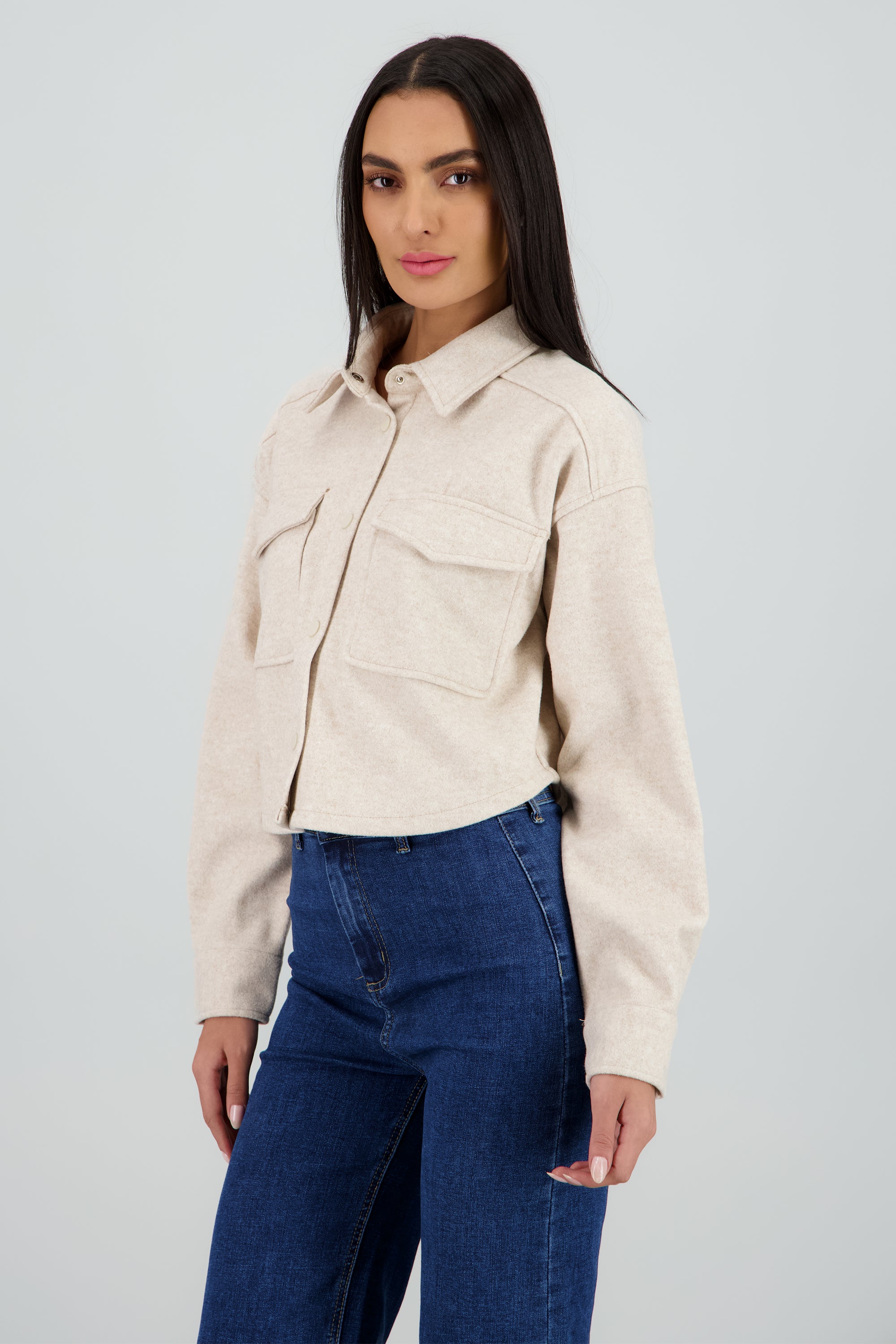 Chamarra crop bolsas parche Hypsters CREMA