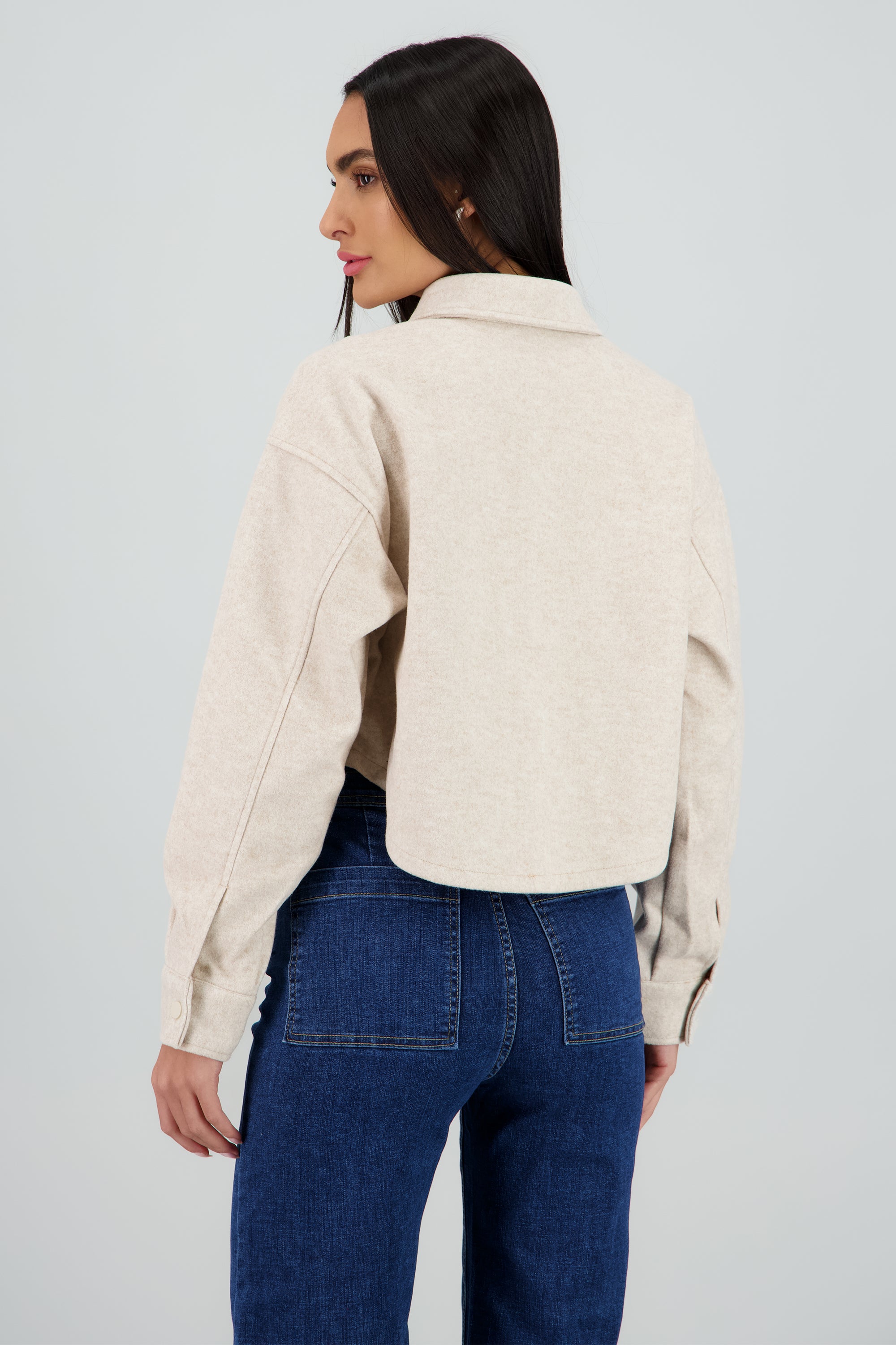 Chamarra crop bolsas parche Hypsters CREMA