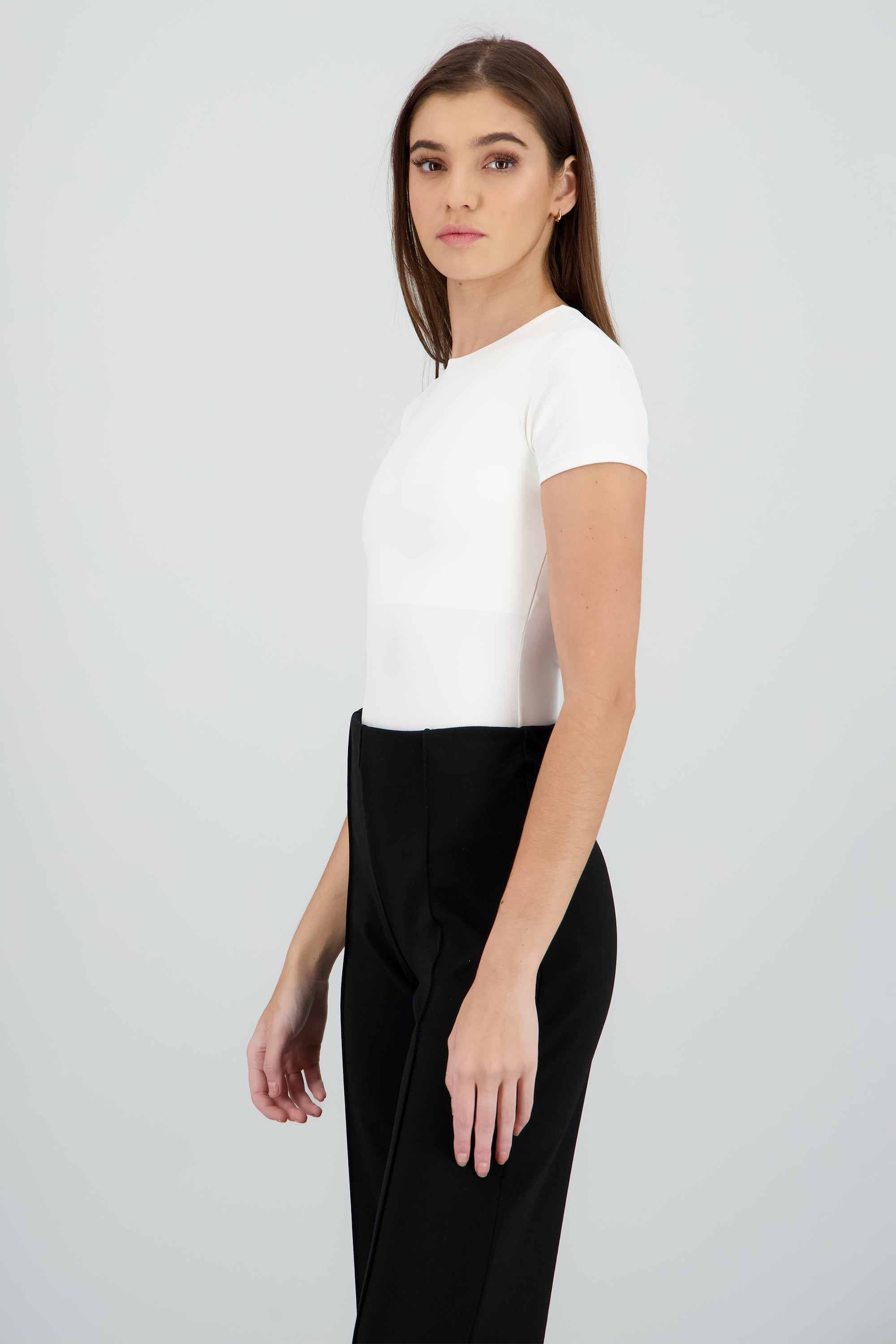 Body liso cuello redondo manga corta HUESO