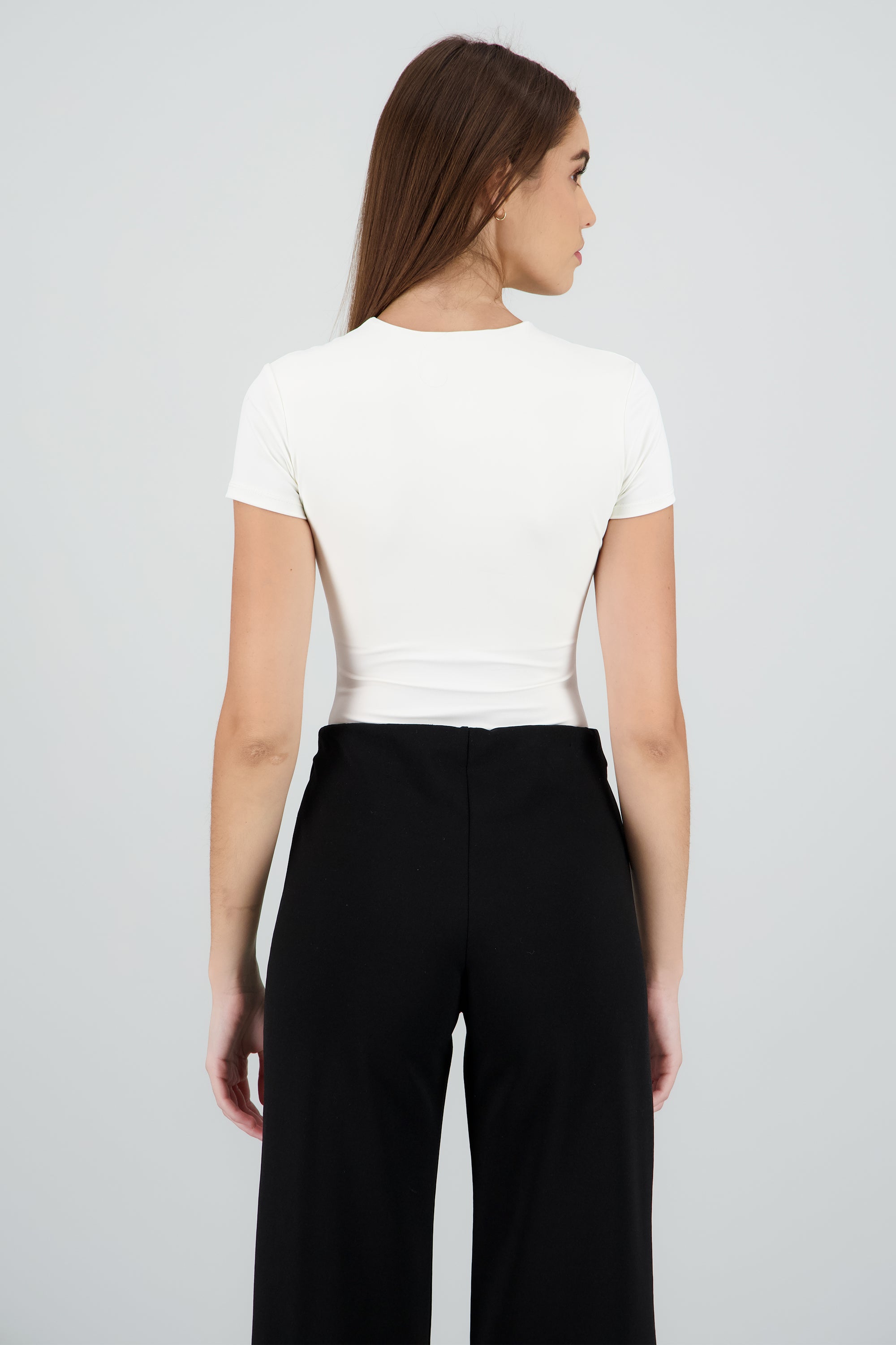 Body liso cuello redondo manga corta HUESO