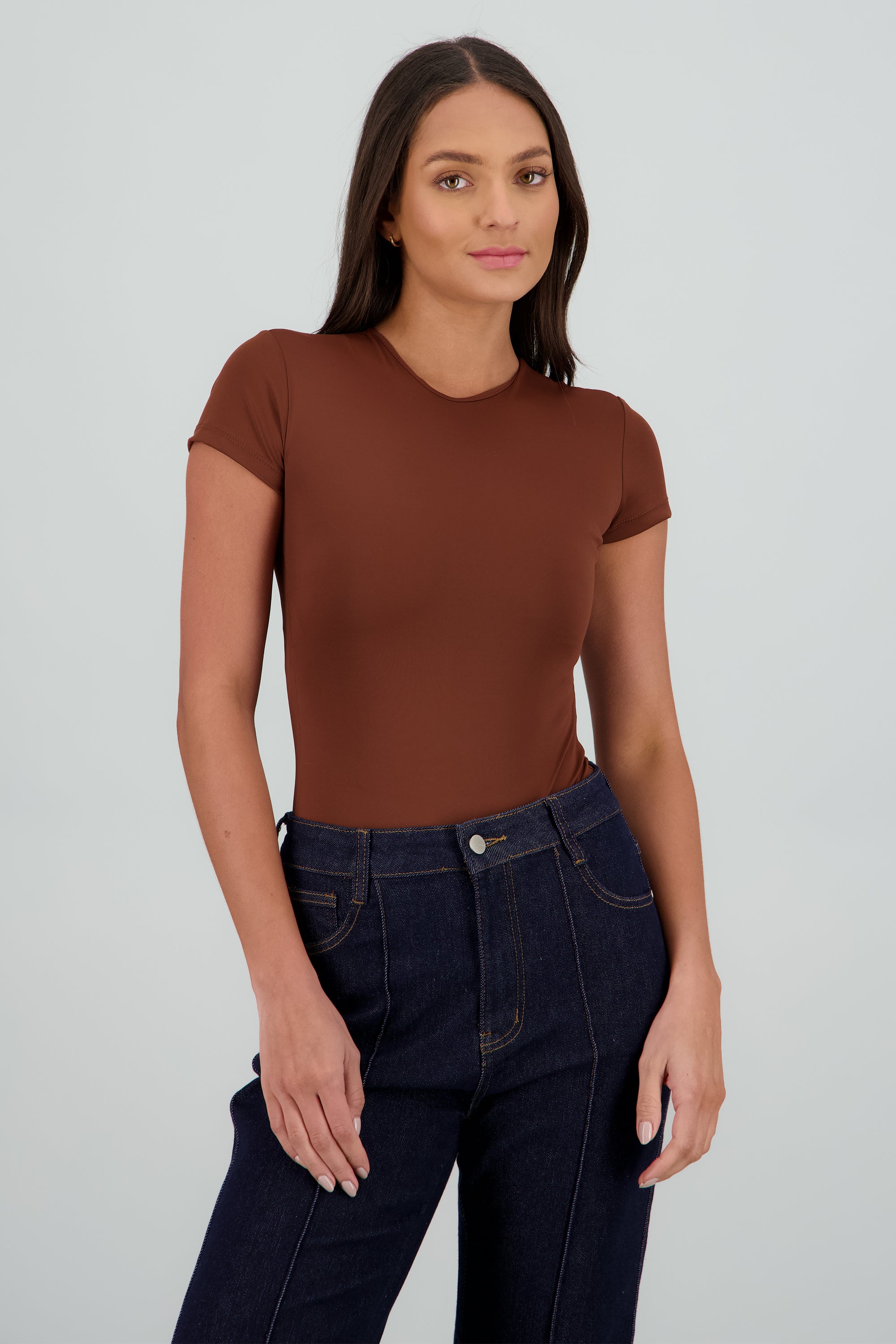 Body liso cuello redondo manga corta CHOCOLATE