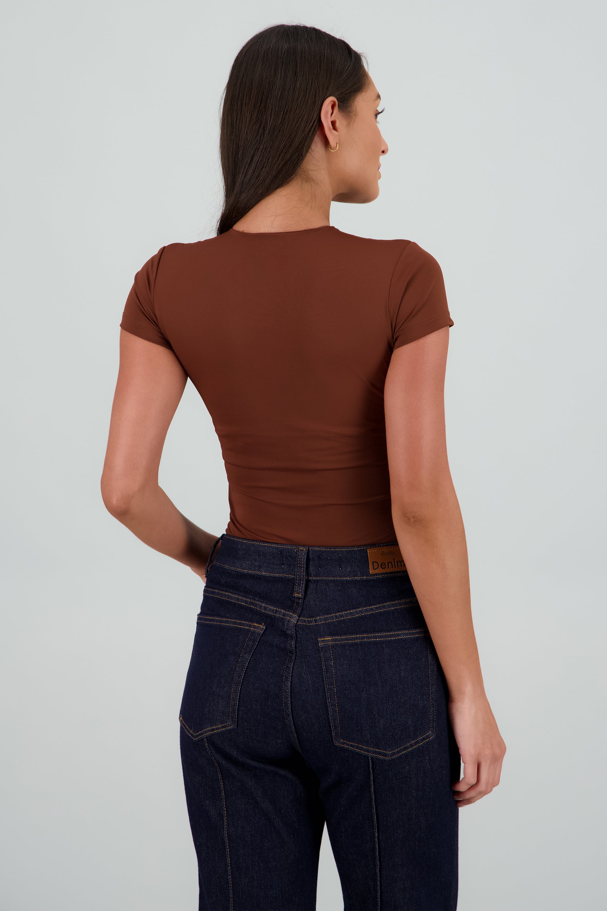 Body liso cuello redondo manga corta CHOCOLATE