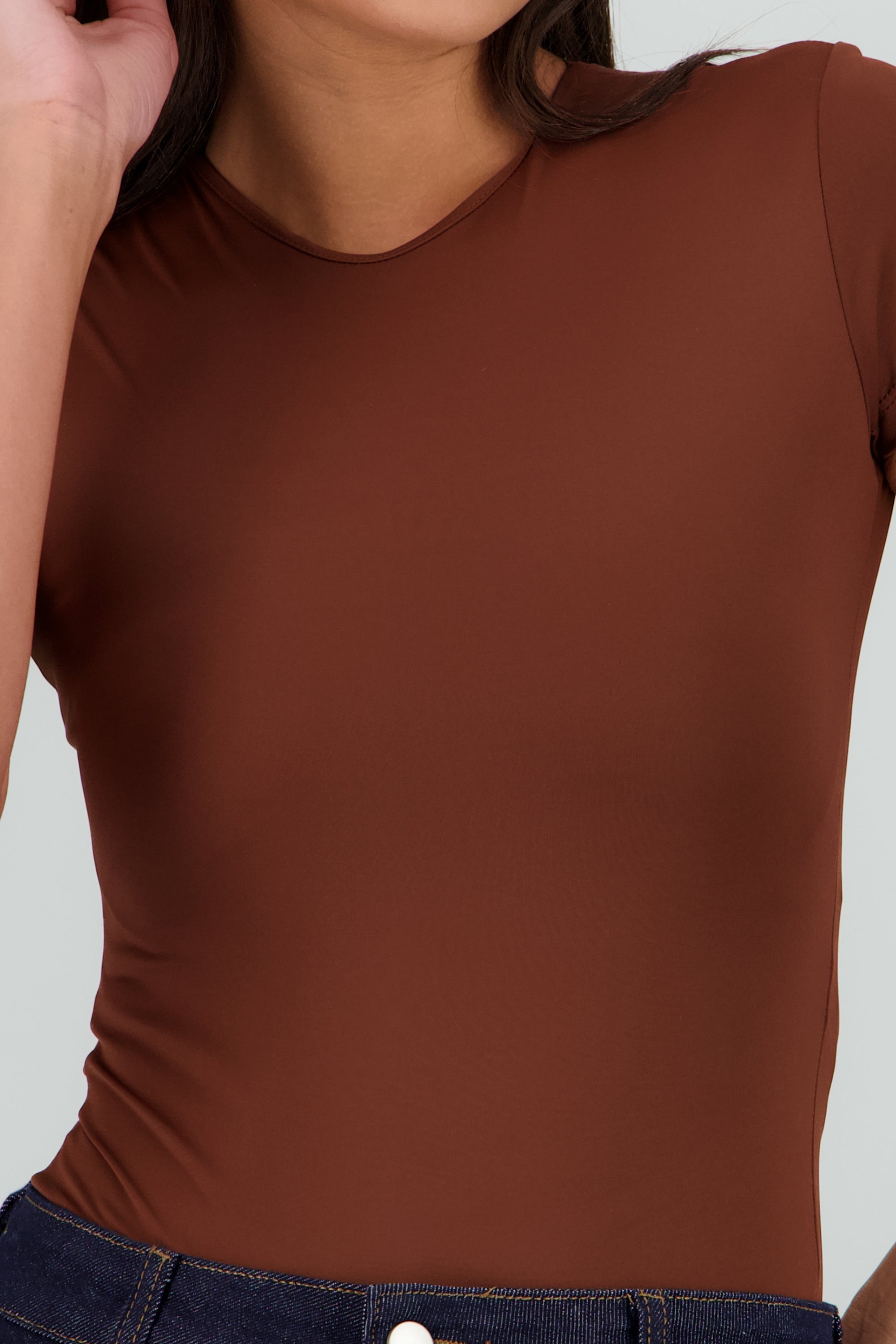 Body liso cuello redondo manga corta CHOCOLATE