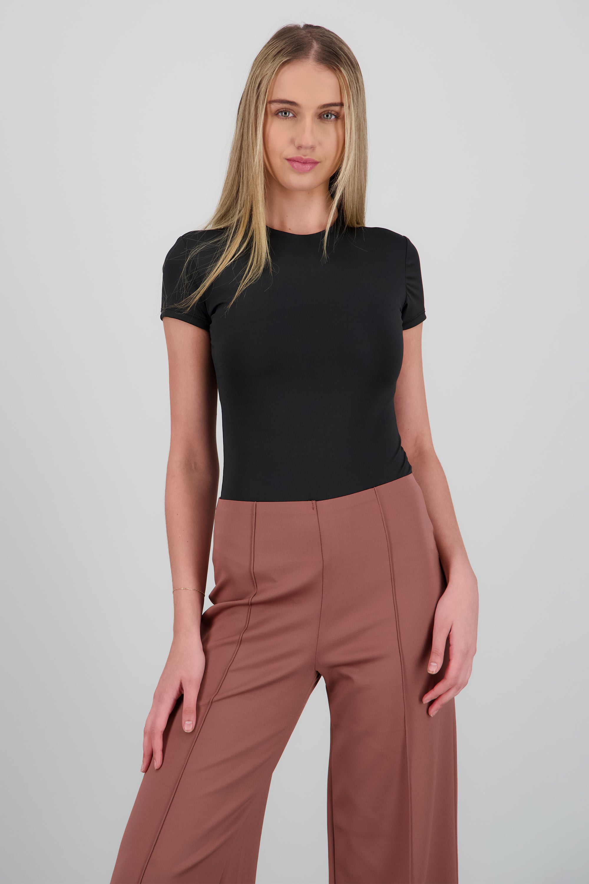 Body liso cuello redondo manga corta NEGRO