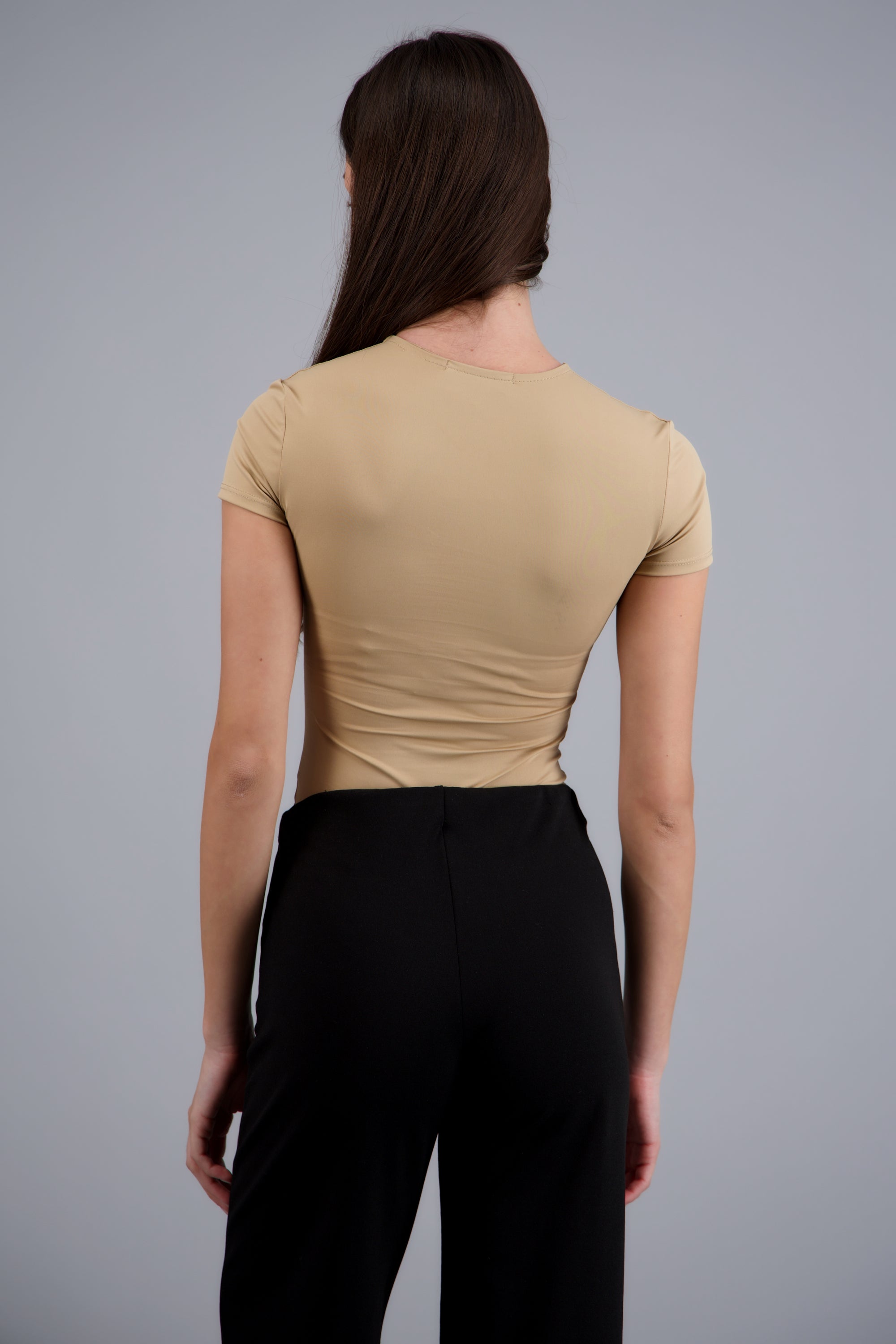 Body liso cuello redondo manga corta GREIGE