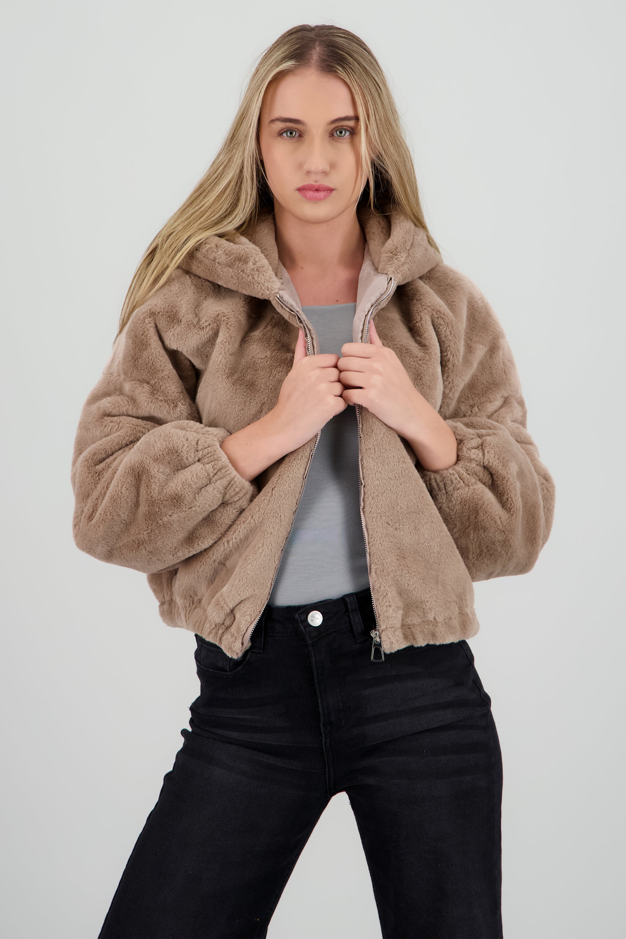 Bomber peluche con gorro ARENA