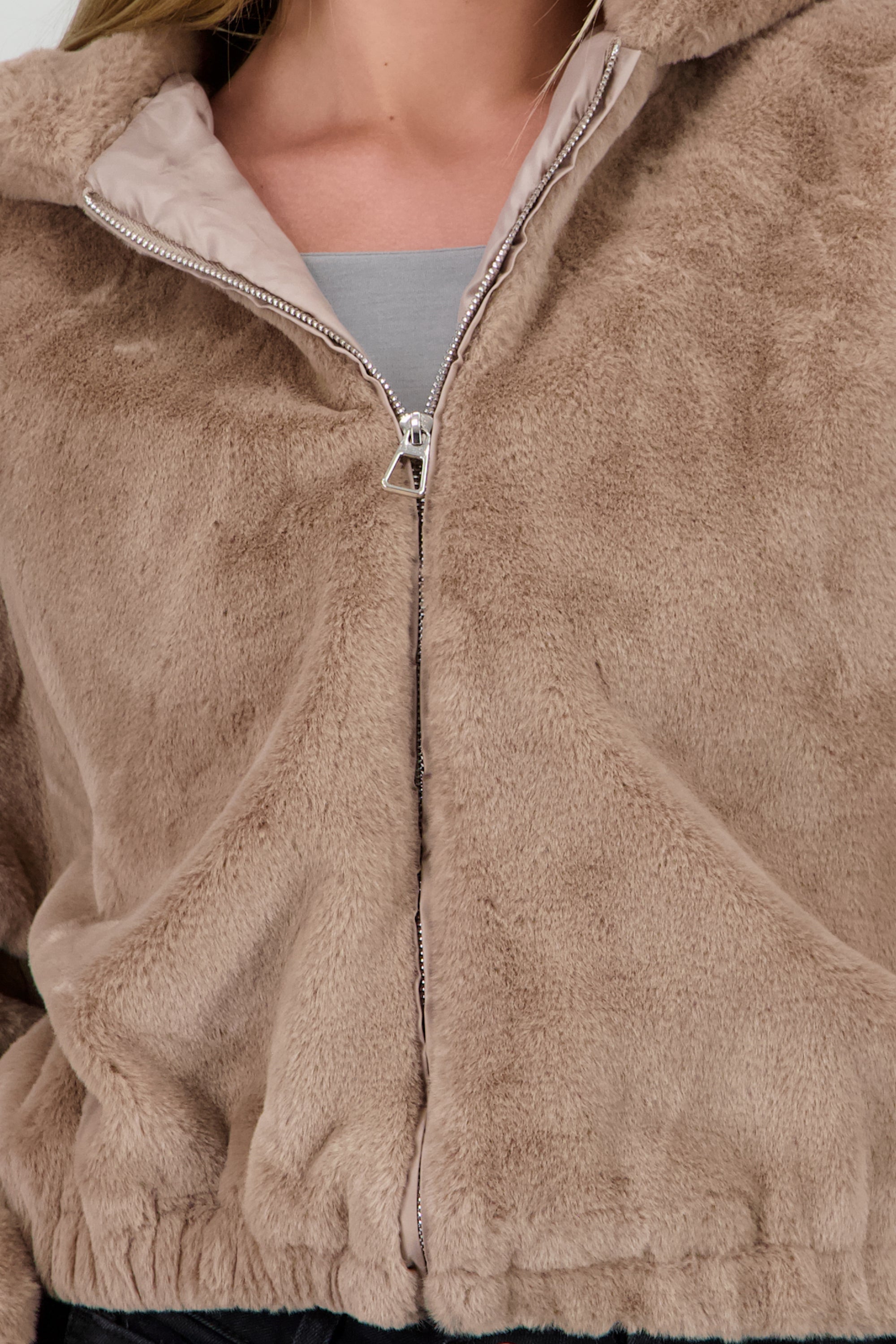 Bomber peluche con gorro ARENA