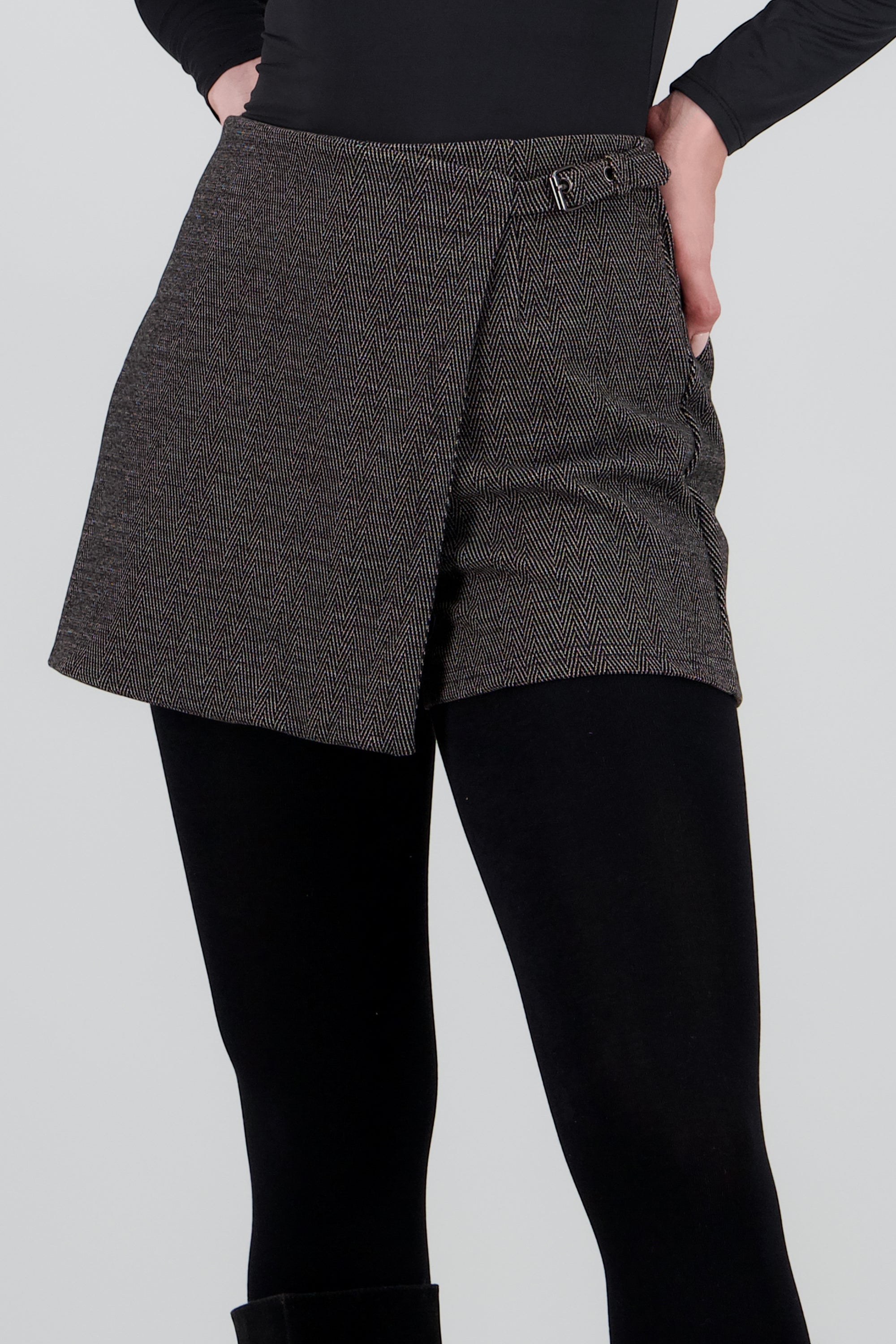 Falda short scruzada detalle cinturon GRIS OBSCURO