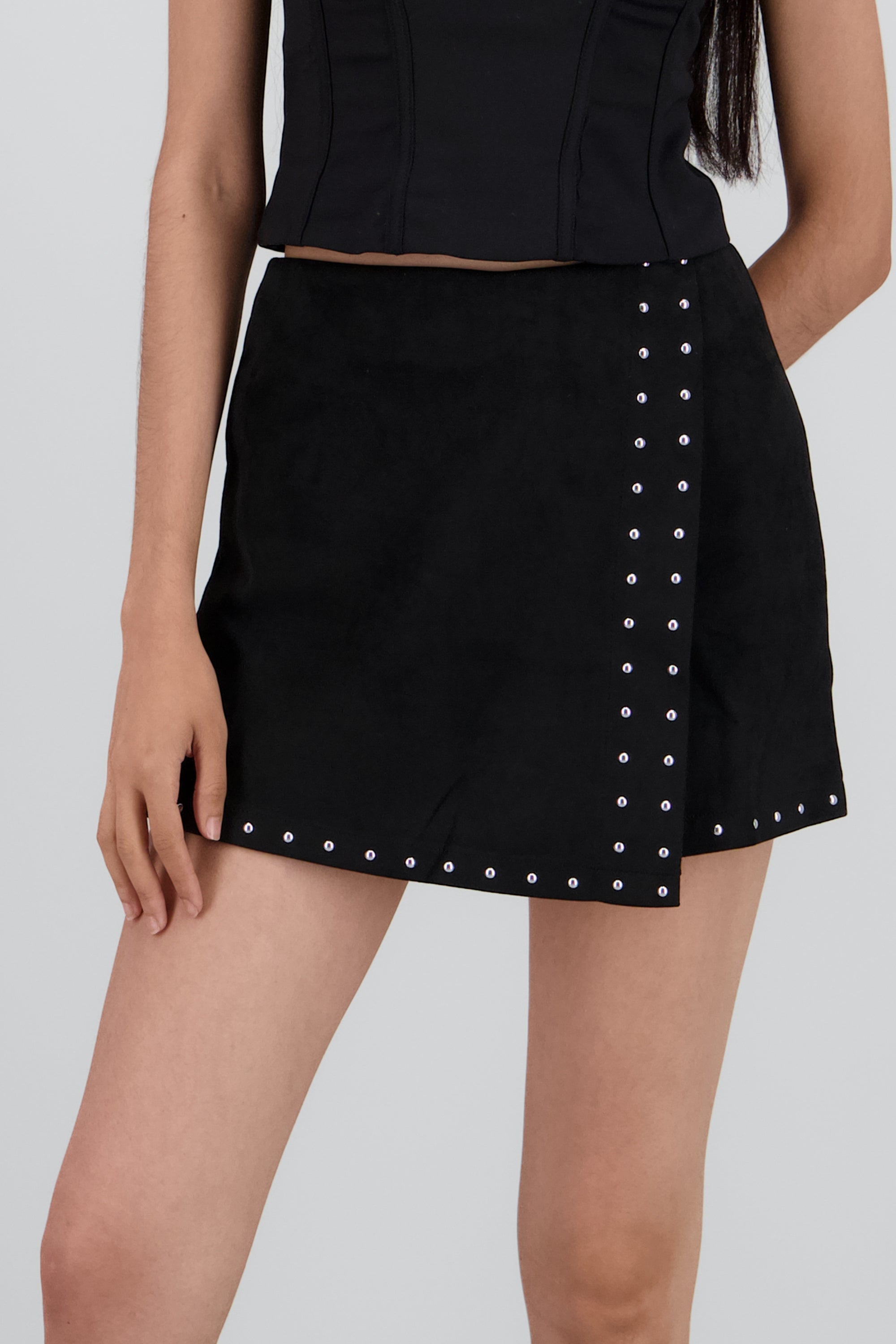 Falda short detalle tachuelas NEGRO
