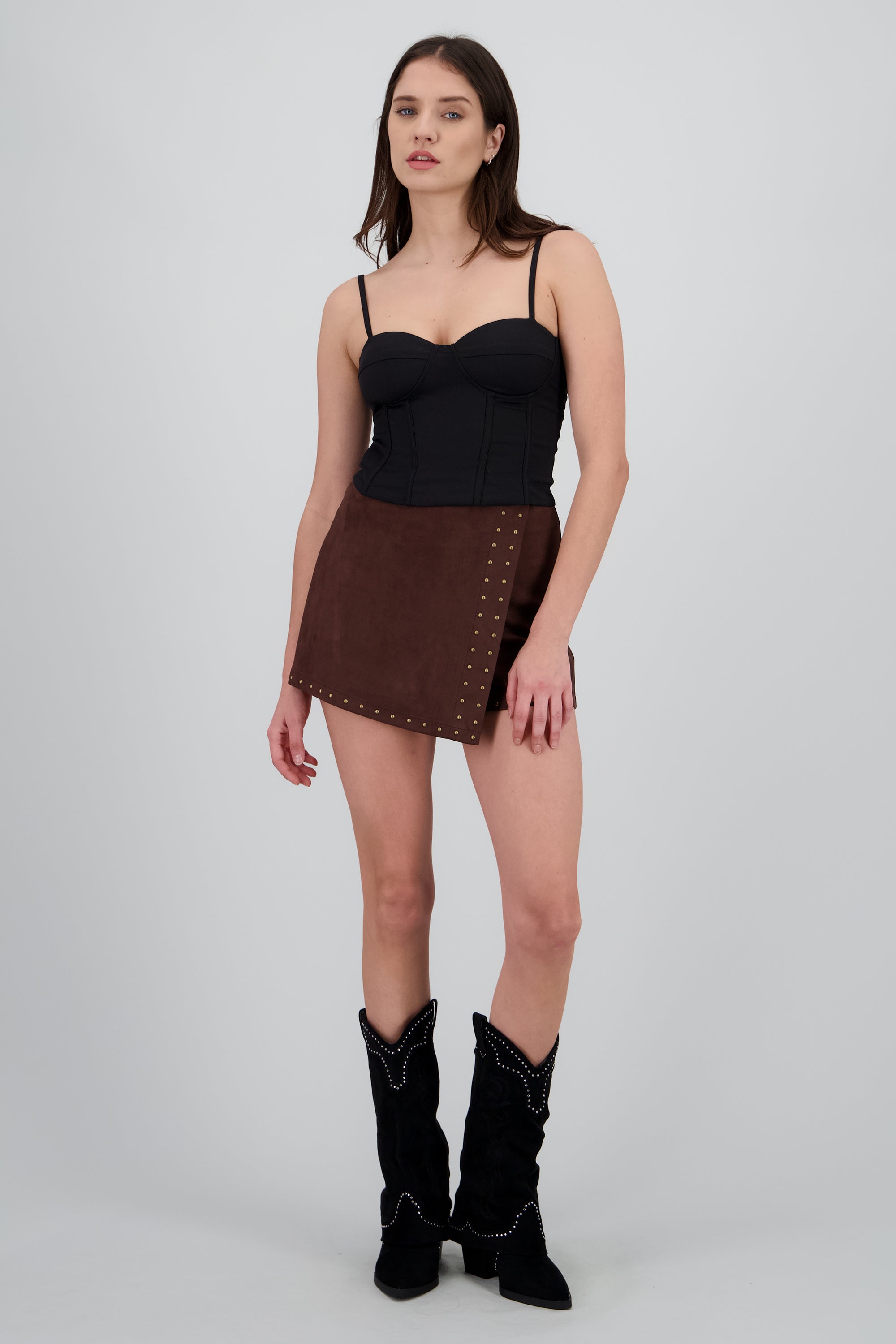 Falda short detalle tachuelas CAFE OBSCURO