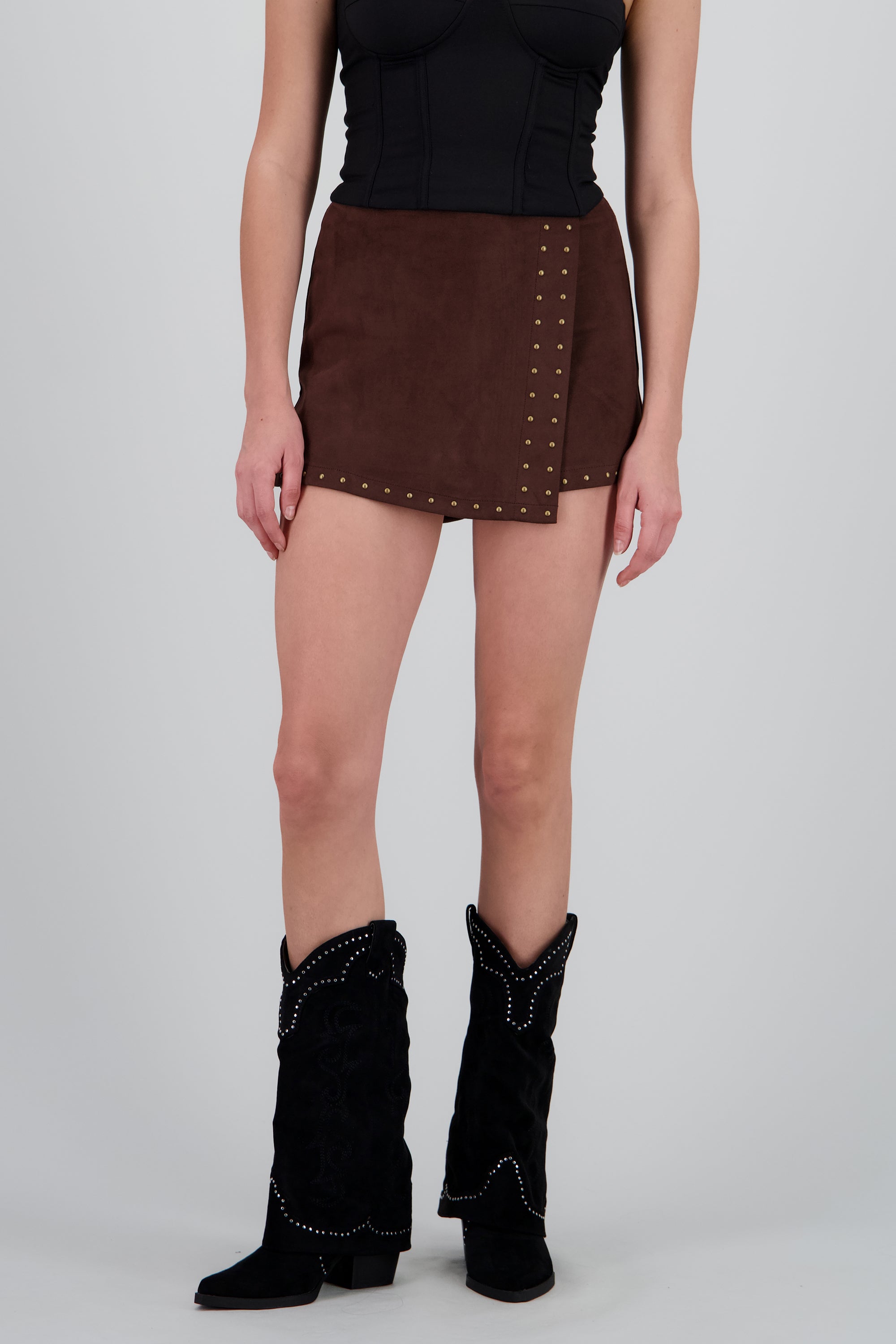 Falda short detalle tachuelas CAFE OBSCURO