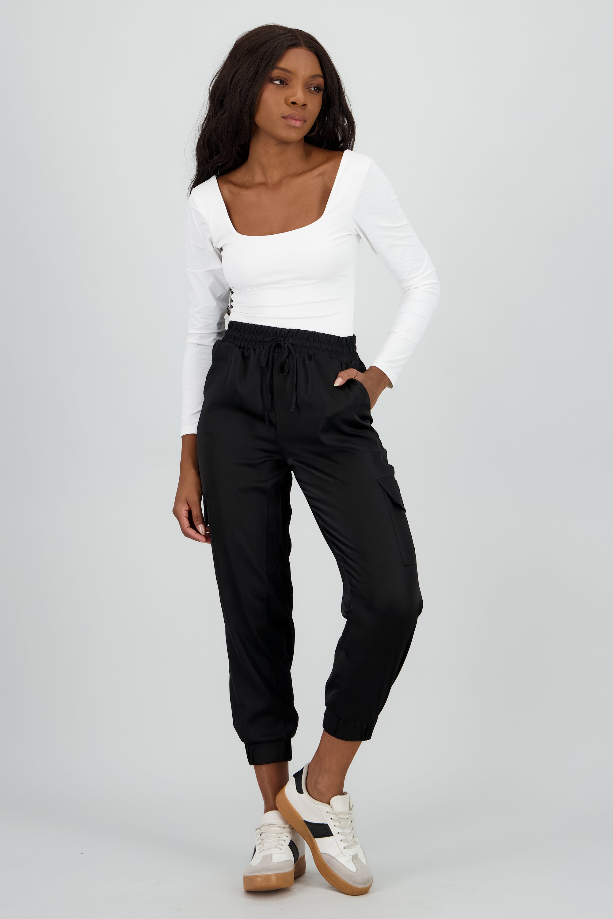 Pantalon jogger bolsas cargo NEGRO