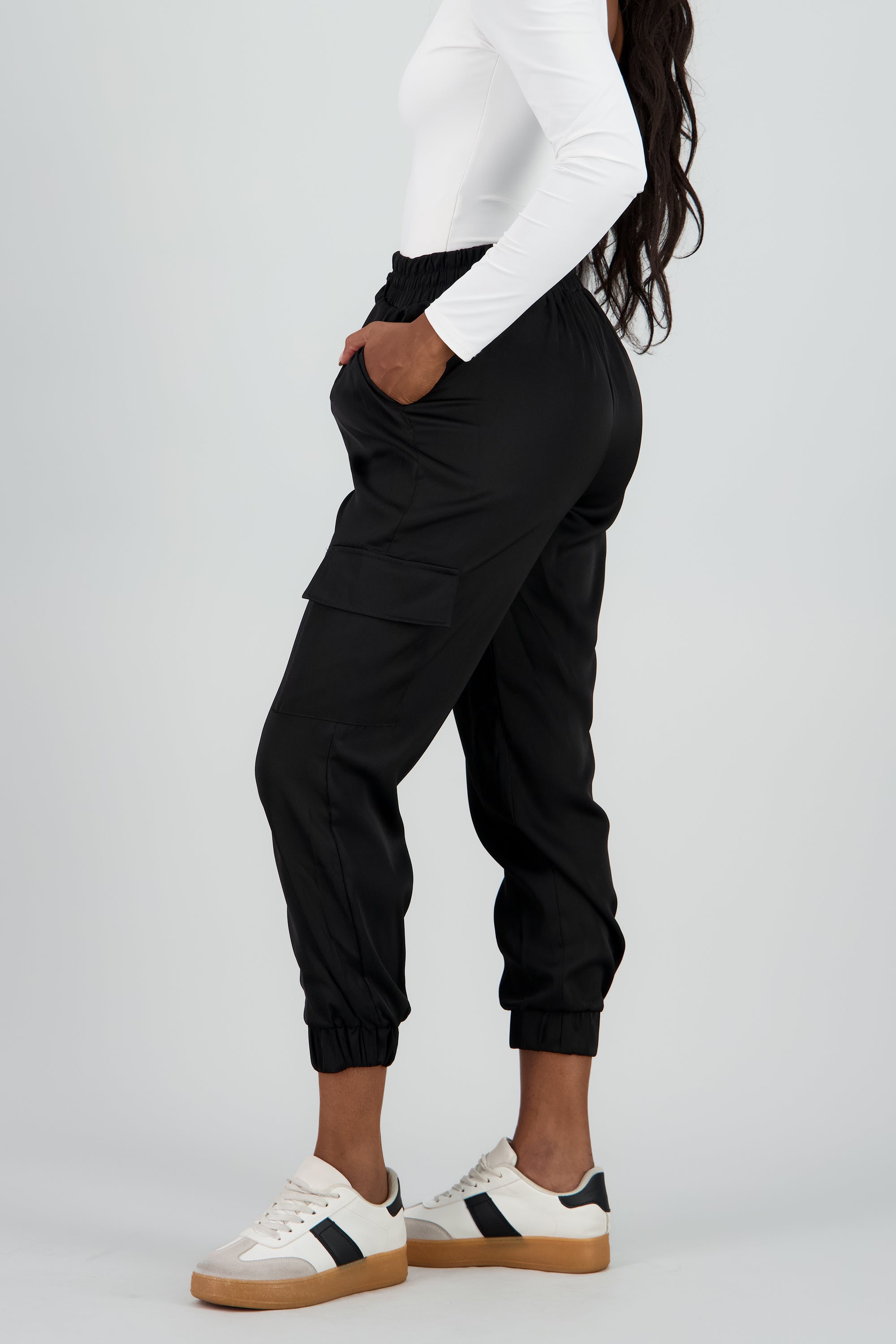 Pantalon jogger bolsas cargo NEGRO