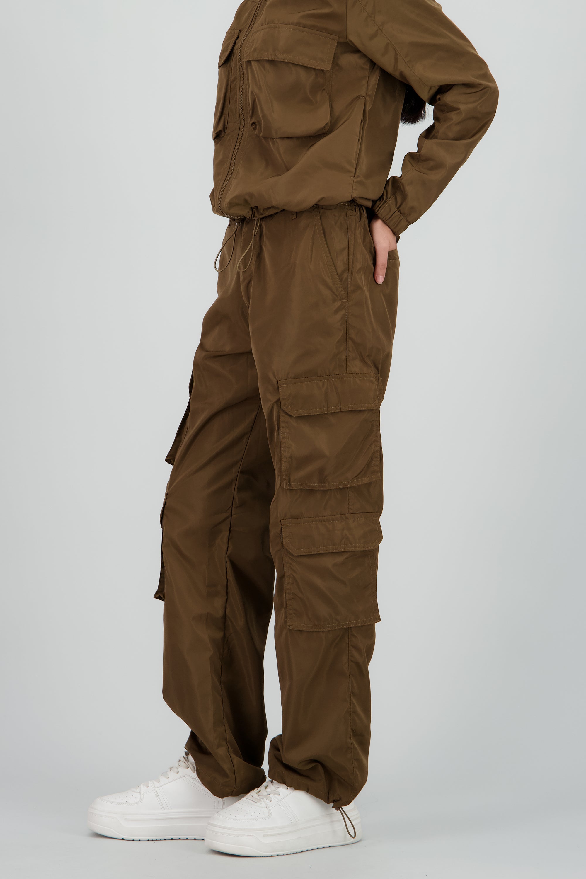Pants tipo parachute detalle bolsas cargo CAFE