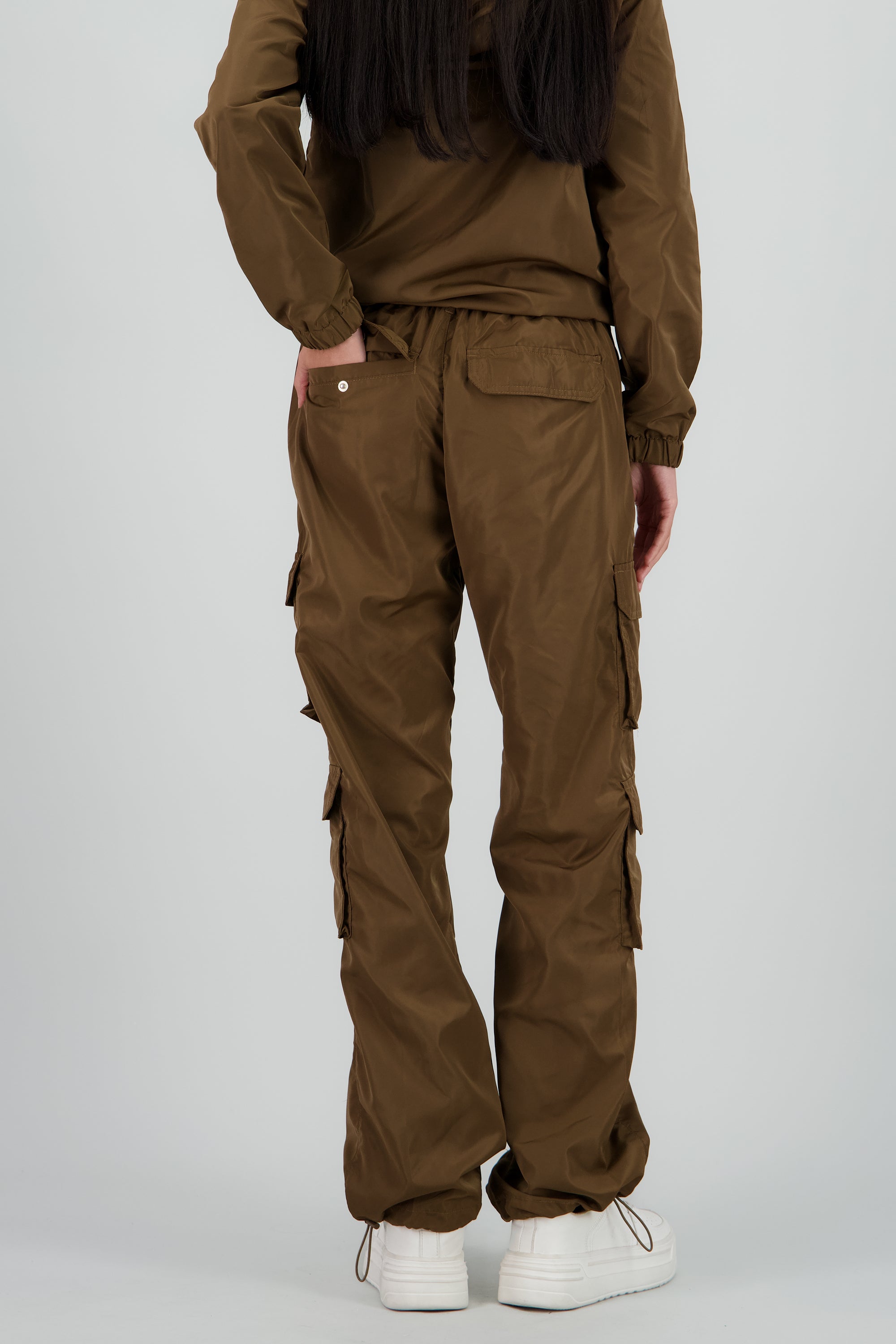 Pants tipo parachute detalle bolsas cargo CAFE