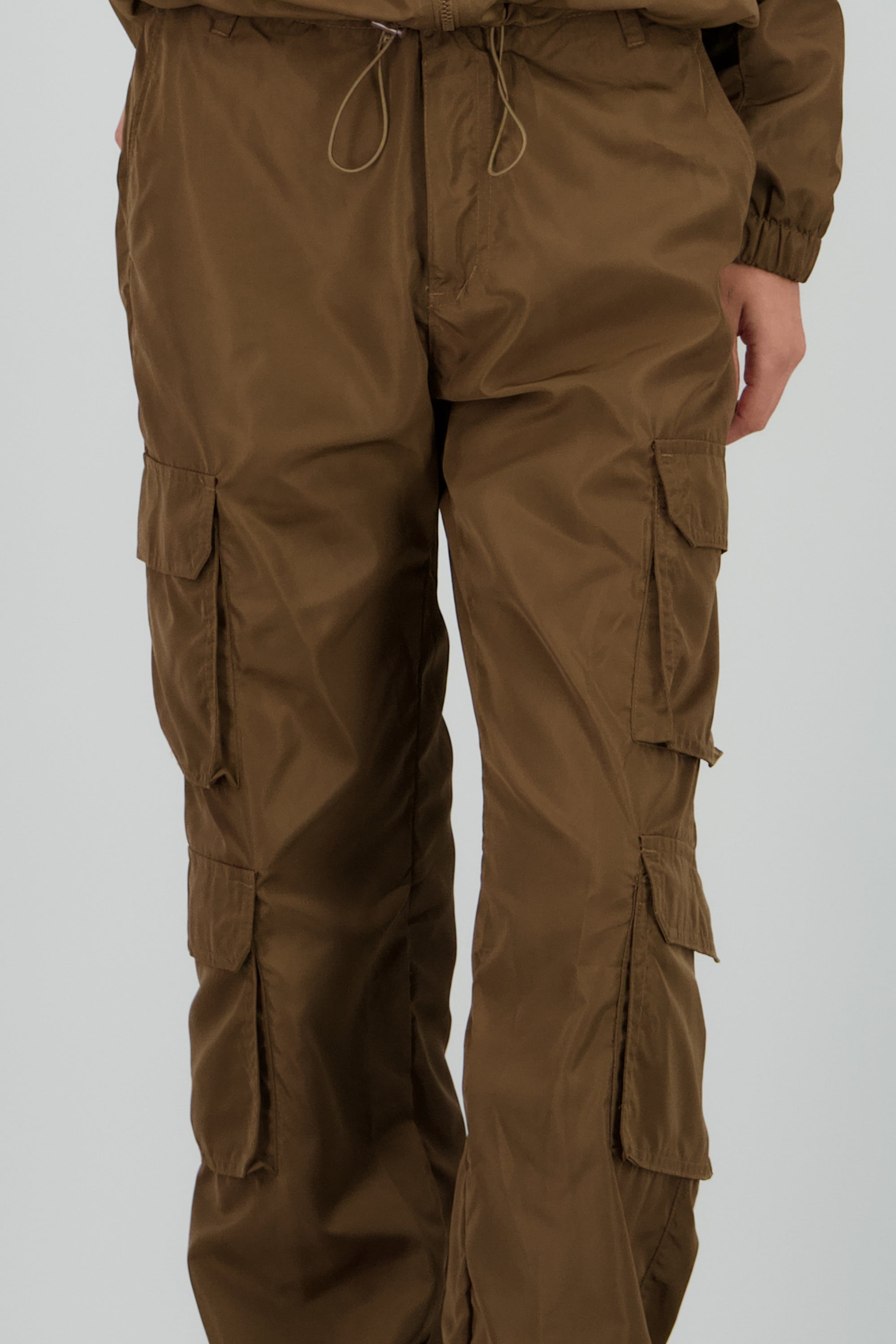 Pants tipo parachute detalle bolsas cargo CAFE