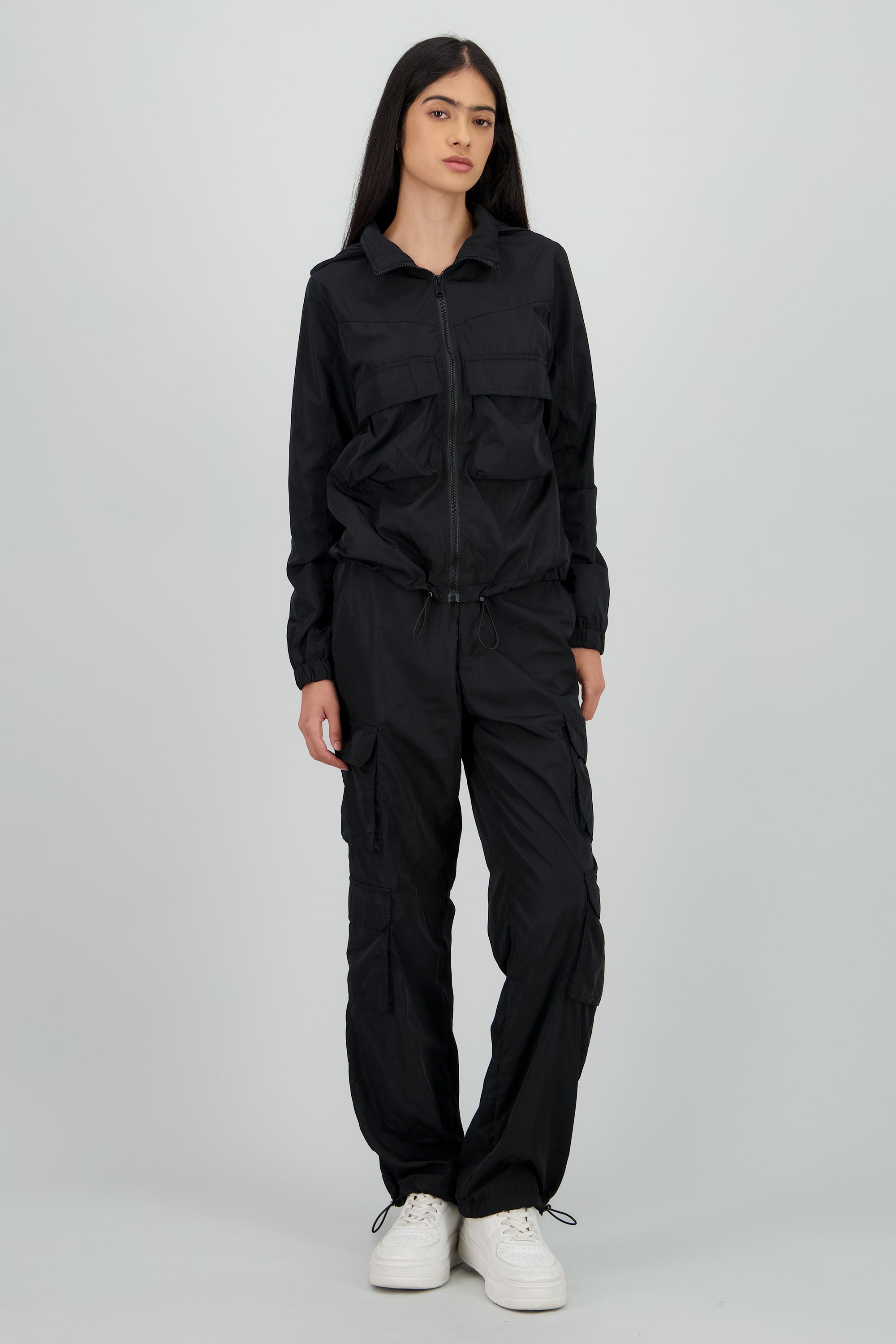 Pants tipo parachute detalle bolsas cargo NEGRO