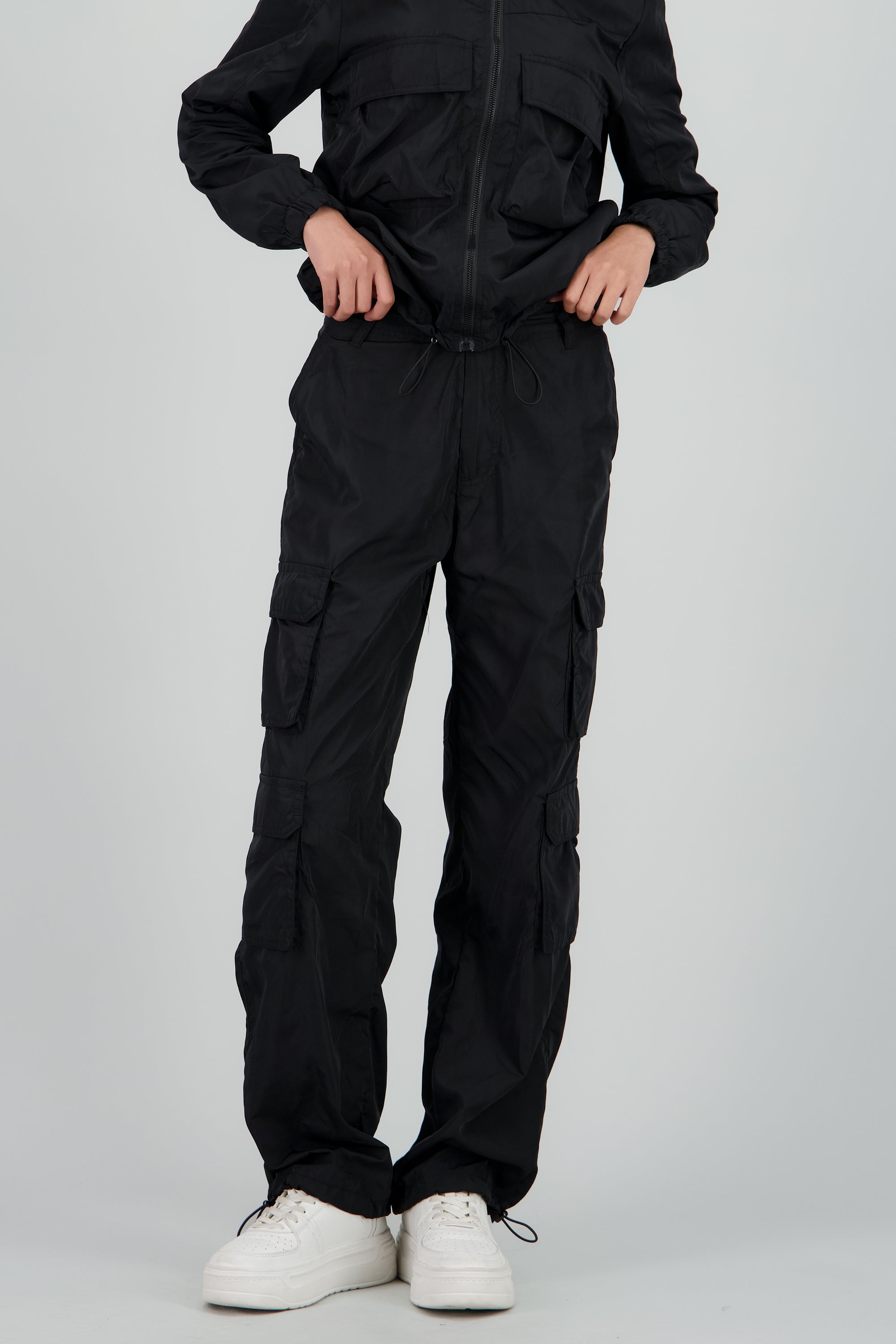 Pants tipo parachute detalle bolsas cargo NEGRO