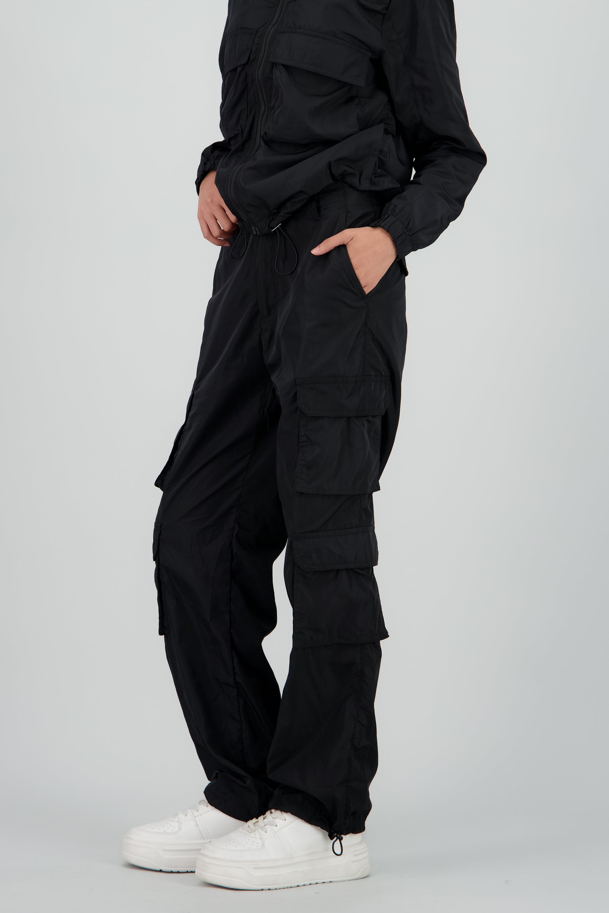 Pants tipo parachute detalle bolsas cargo NEGRO