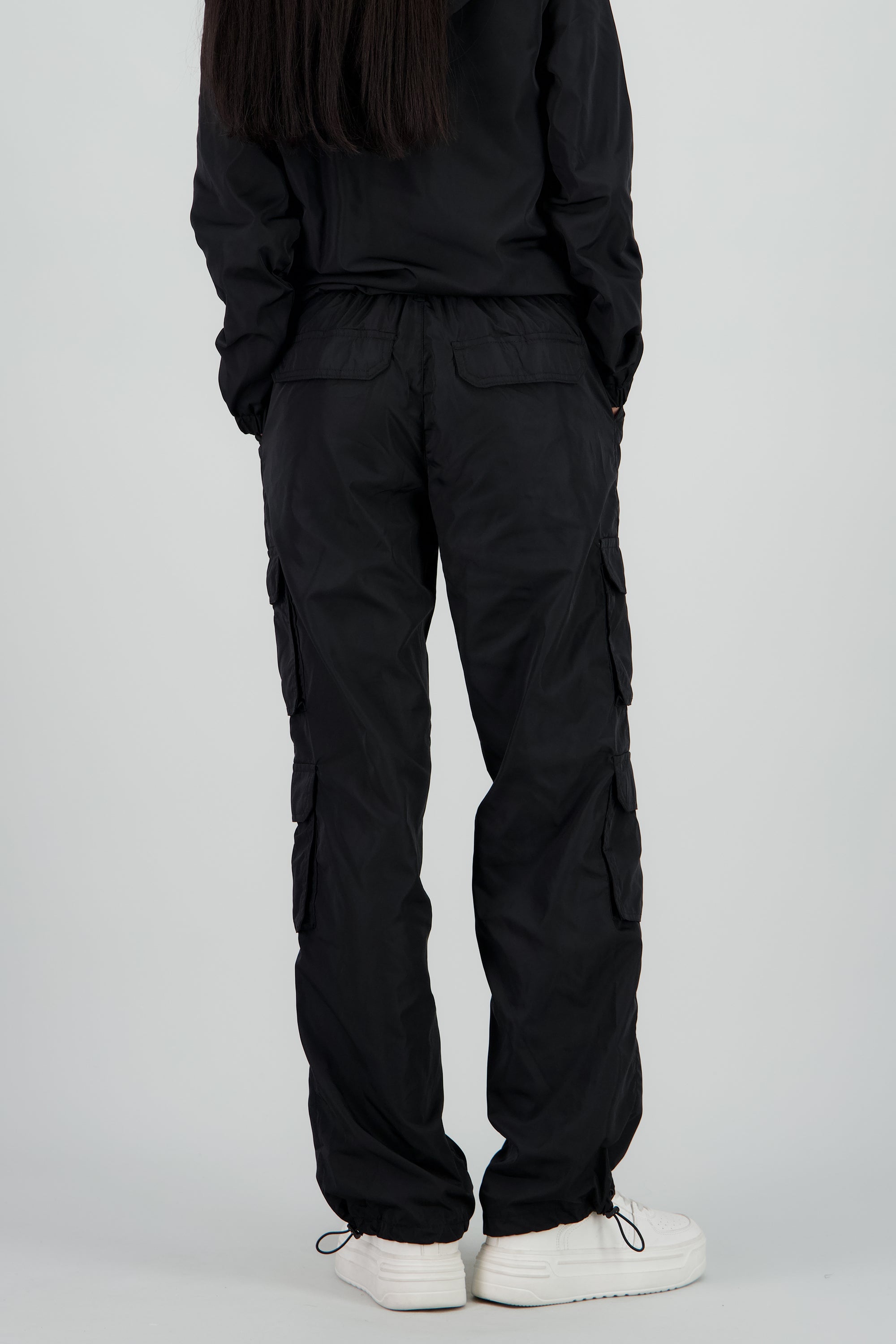 Pants tipo parachute detalle bolsas cargo NEGRO