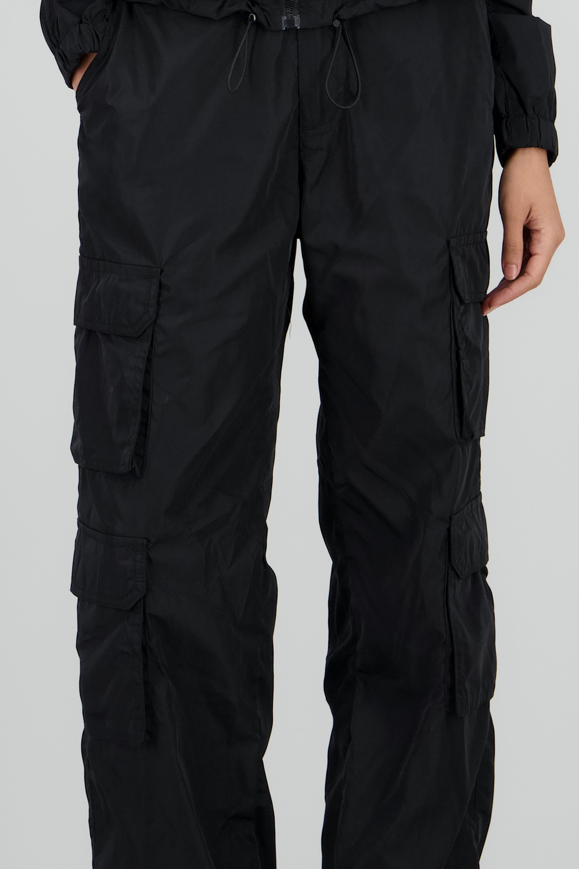 Pants tipo parachute detalle bolsas cargo NEGRO