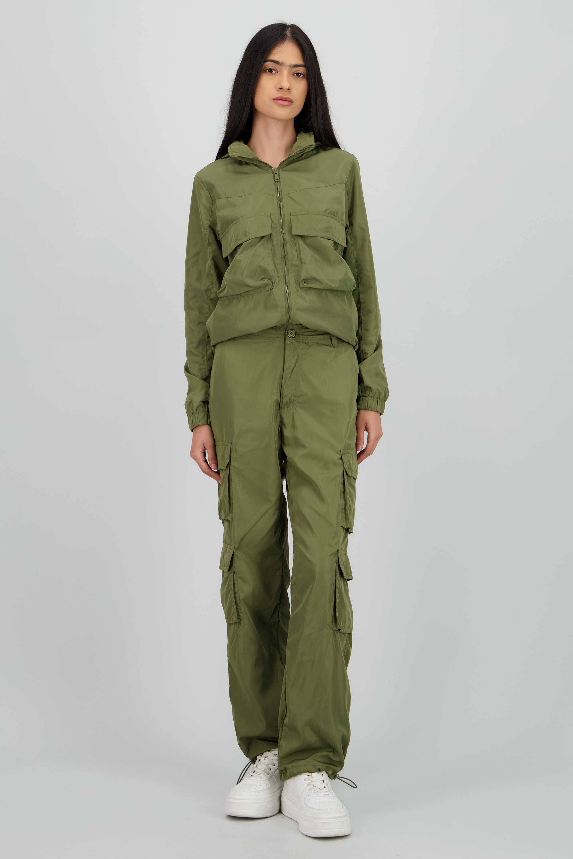 Pants tipo parachute detalle bolsas cargo OLIVO