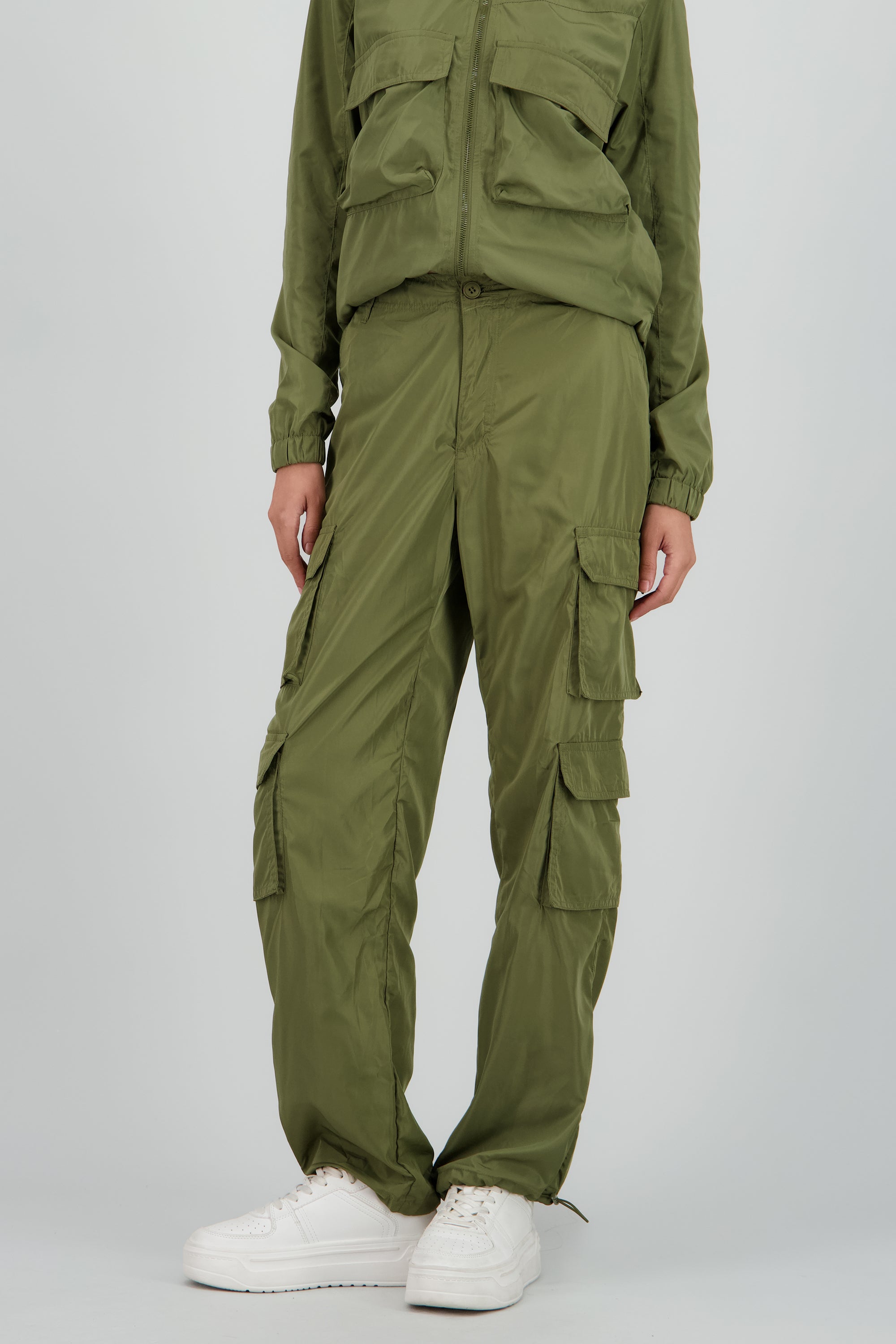 Pants tipo parachute detalle bolsas cargo OLIVO