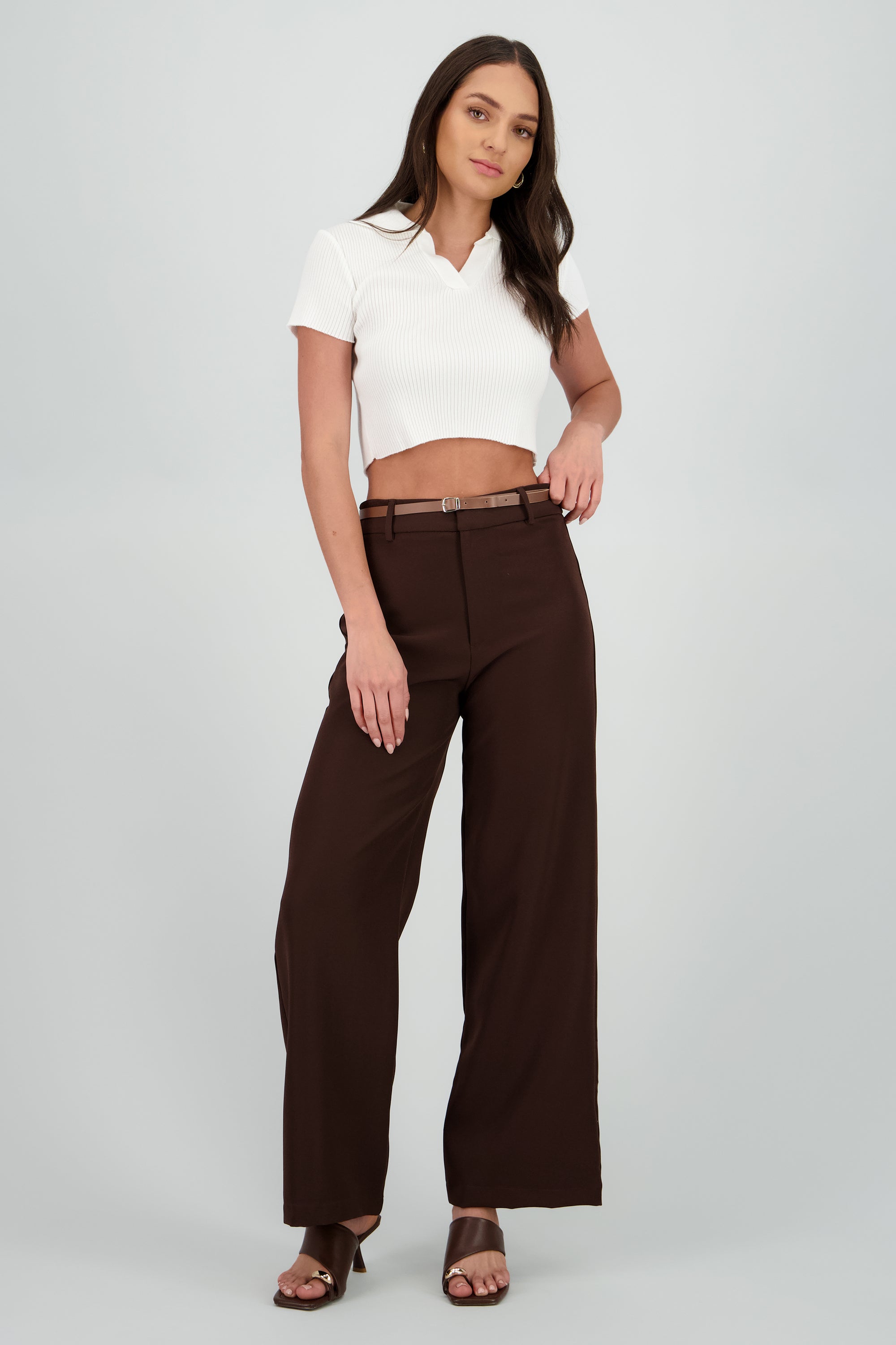Pantalon recto tiro medio con cinturon CHOCOLATE