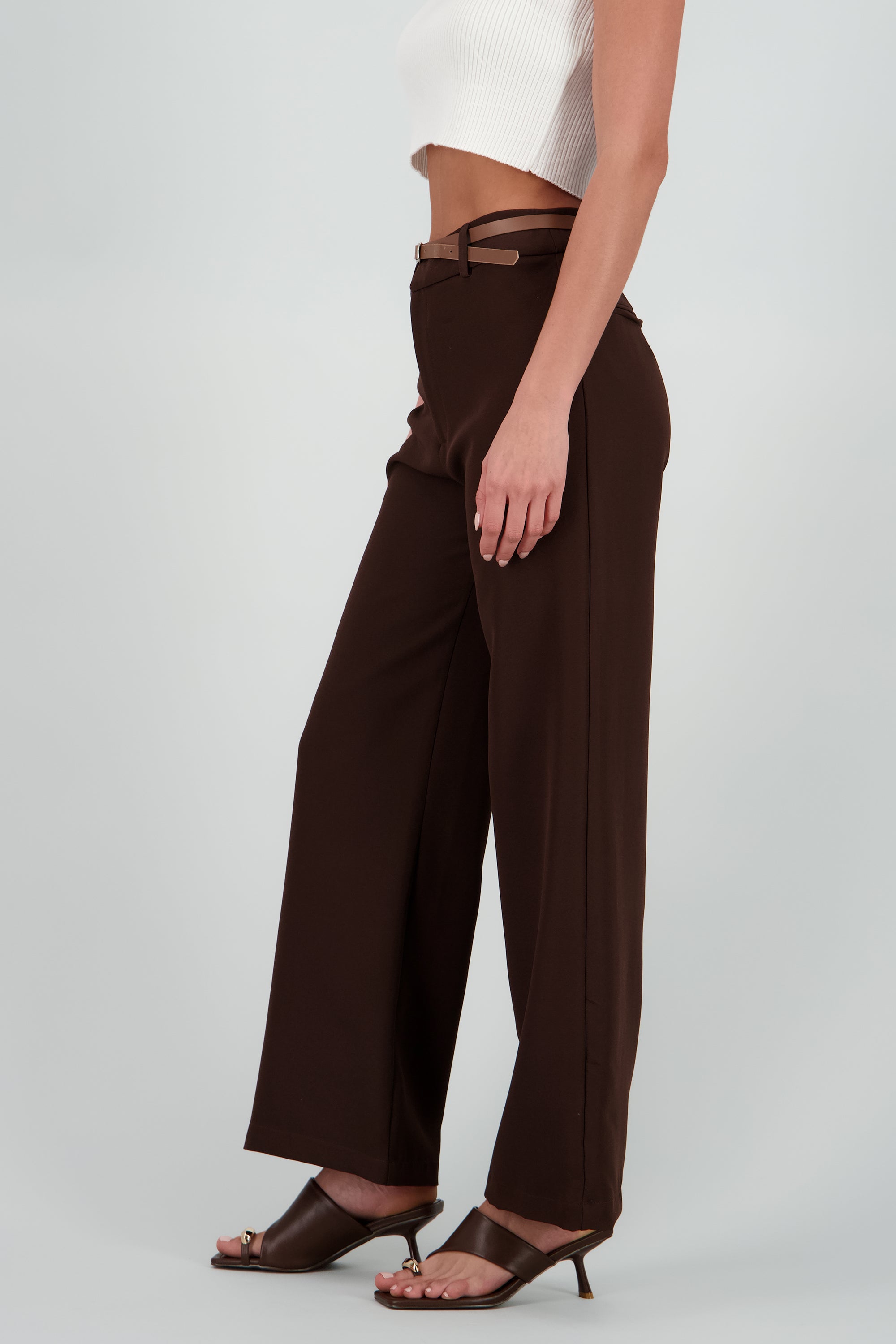 Pantalon recto tiro medio con cinturon CHOCOLATE