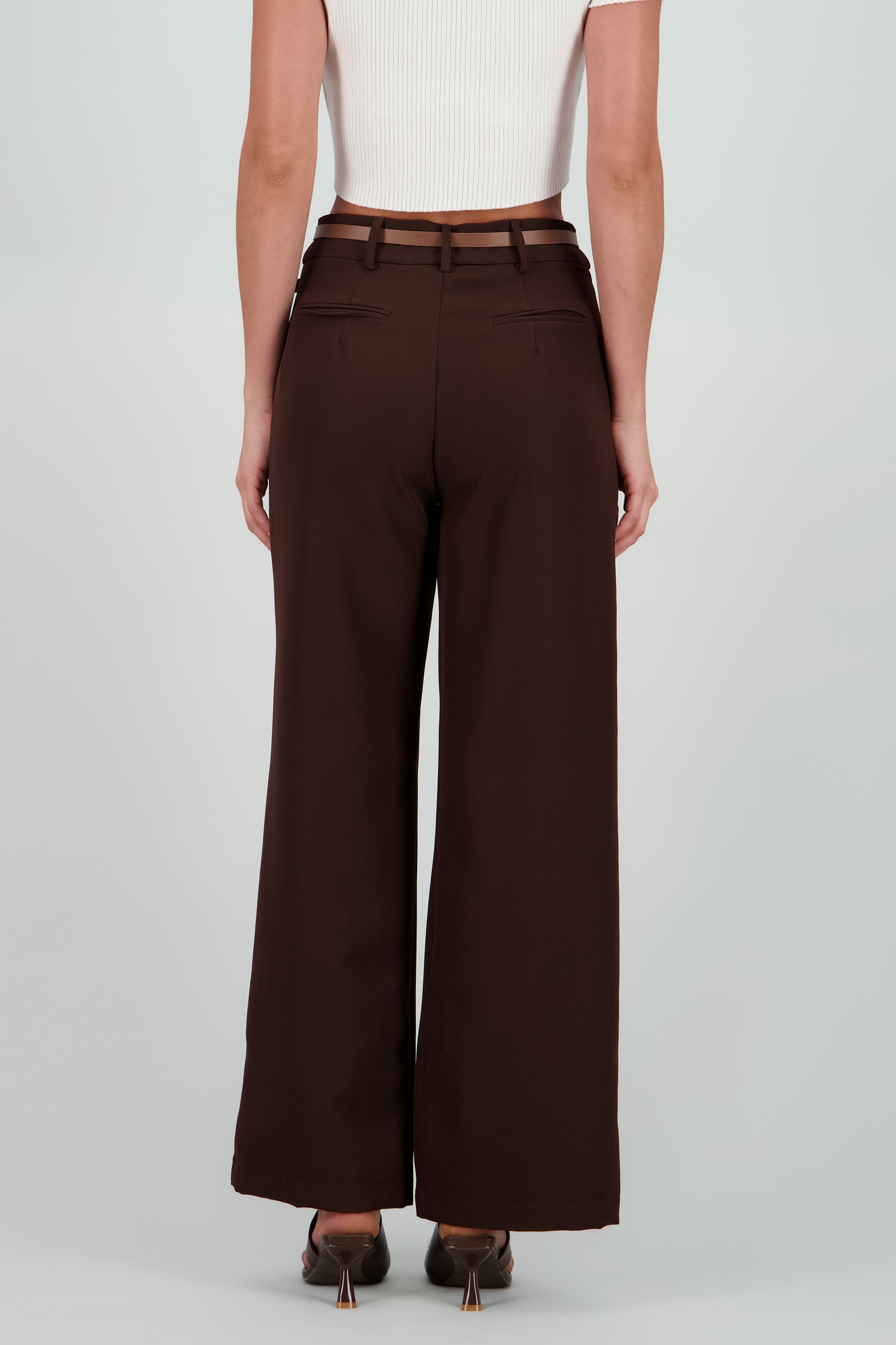 Pantalon recto tiro medio con cinturon CHOCOLATE