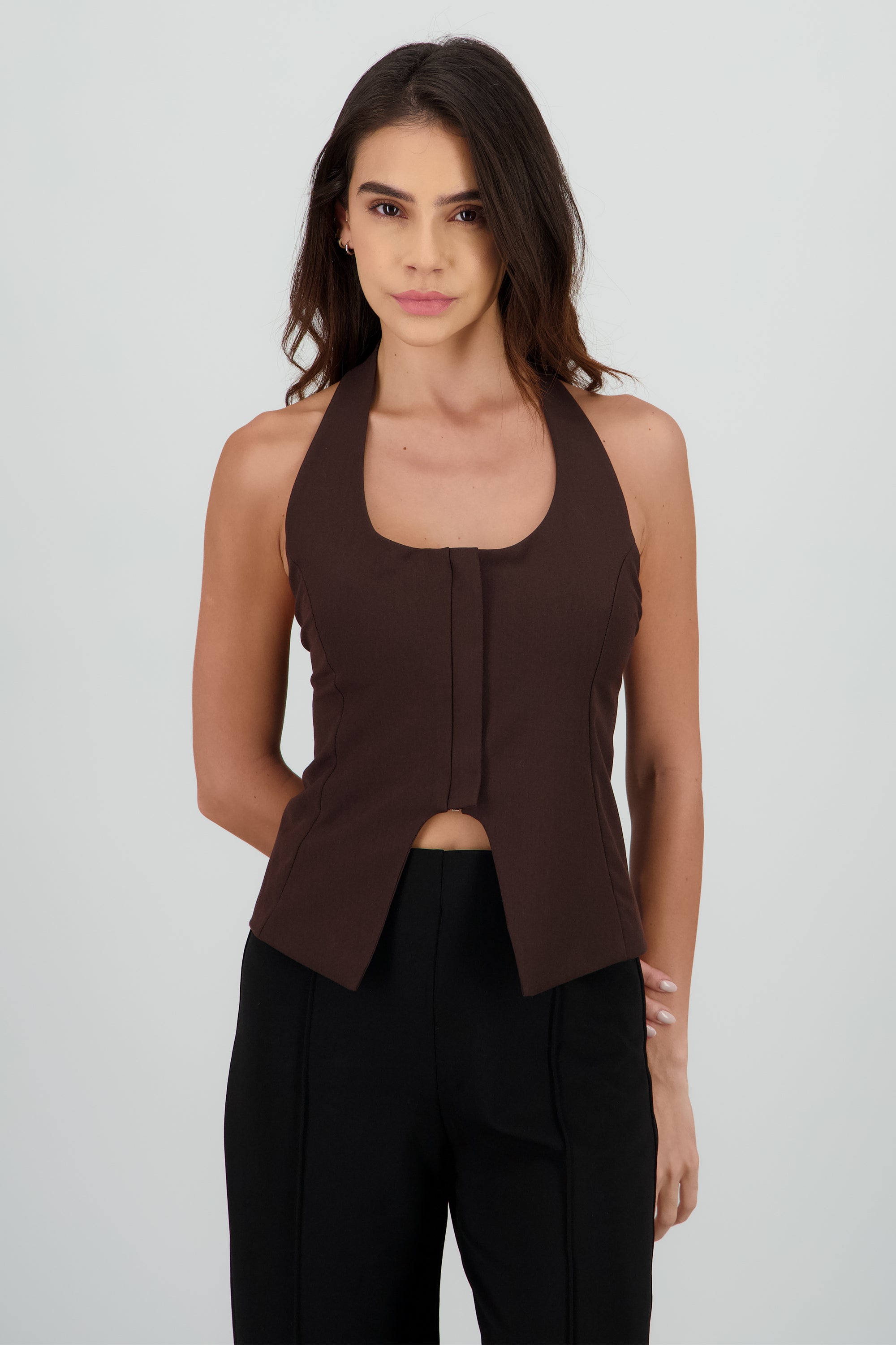 Top halter liso detalle cierre CHOCOLATE