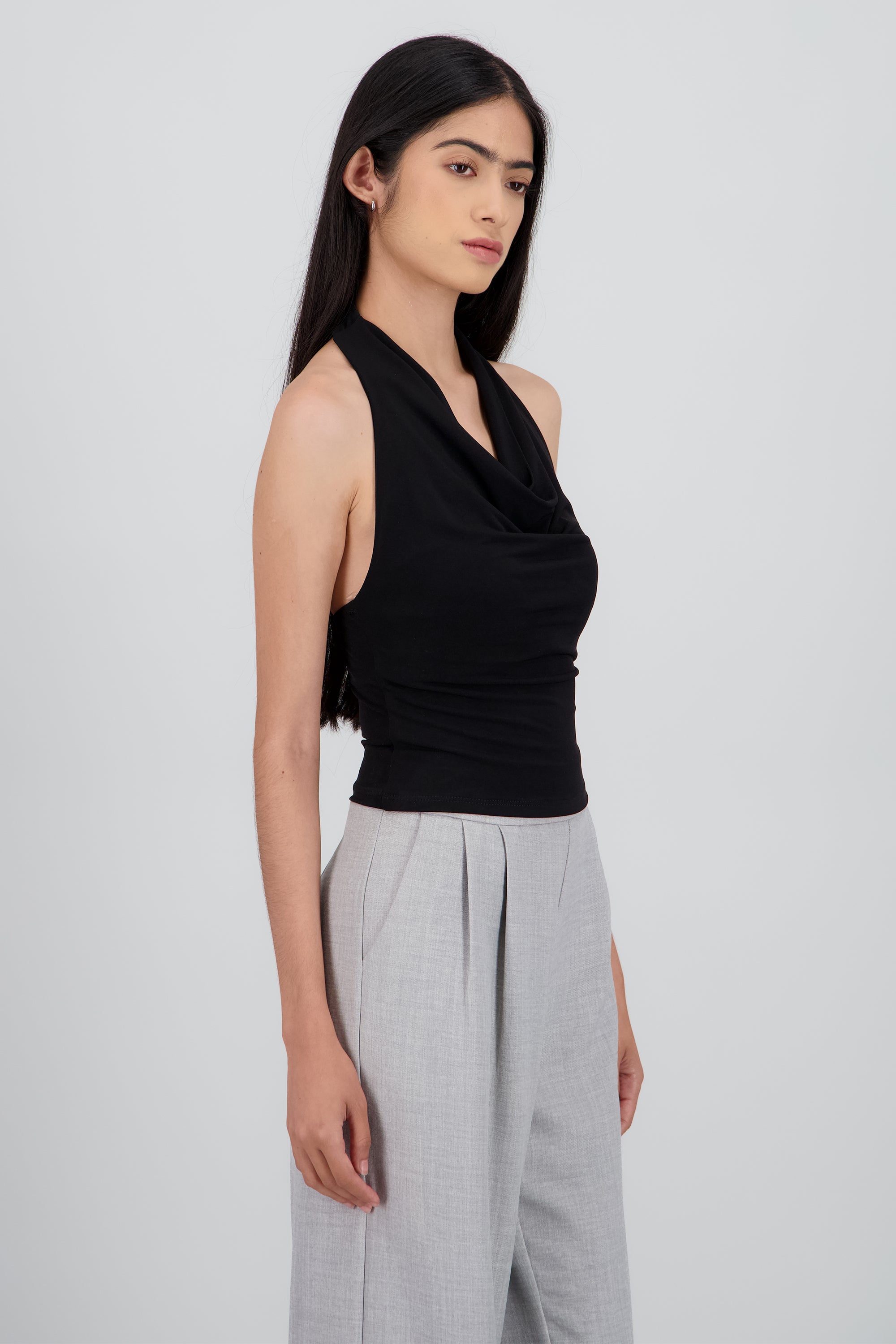 Top halter escote cascada NEGRO