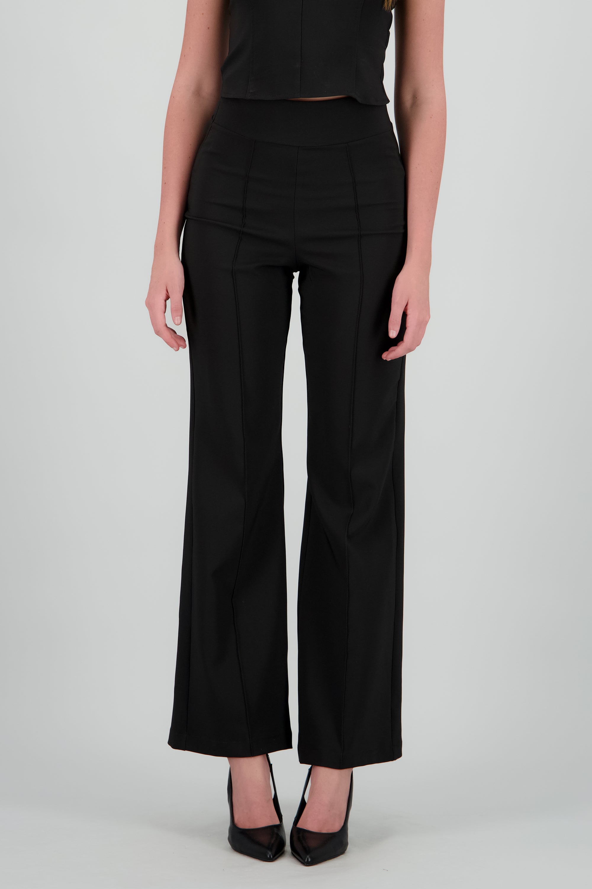 Pantalon liso detalle costuras NEGRO