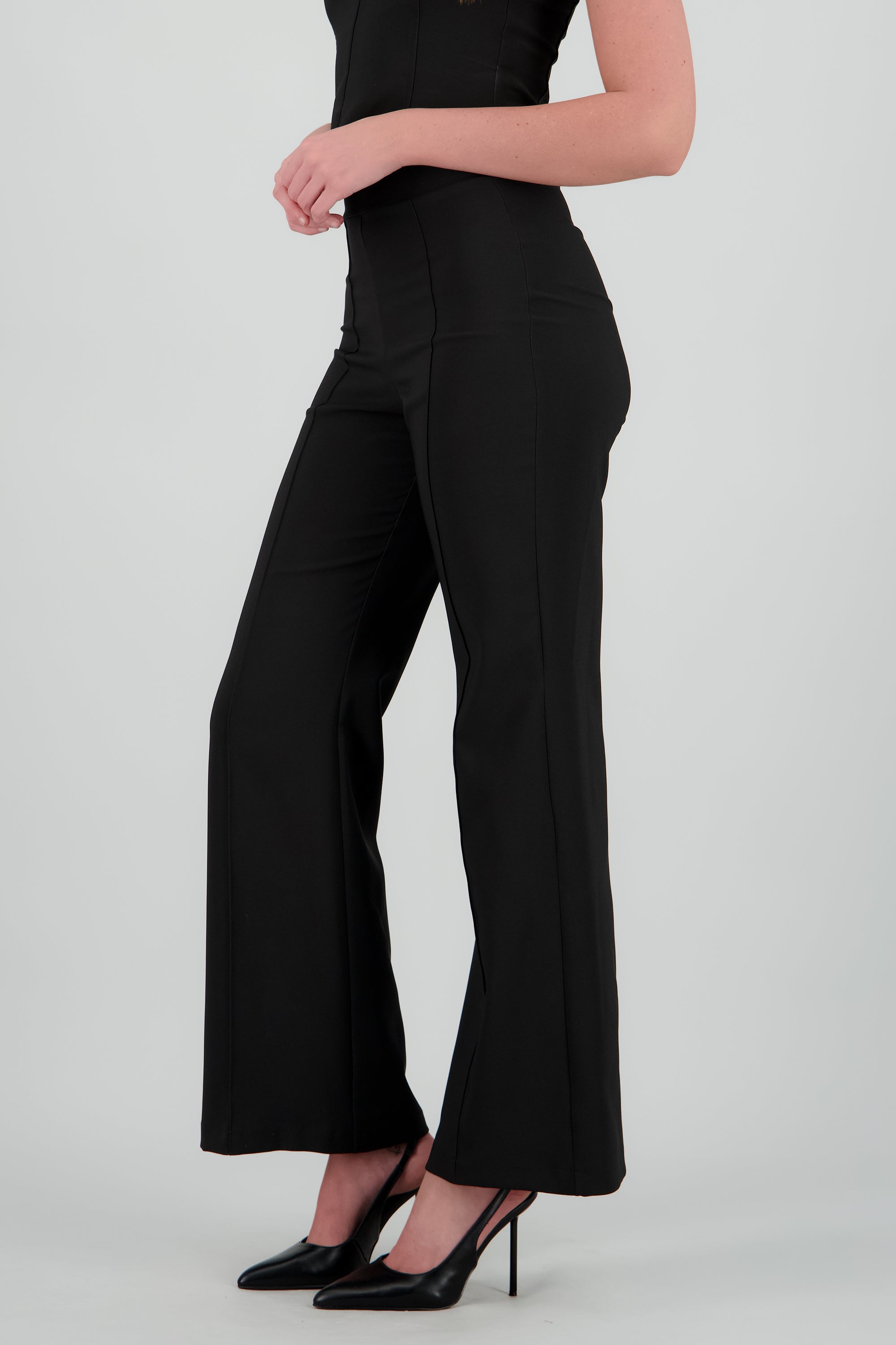 Pantalon liso detalle costuras NEGRO