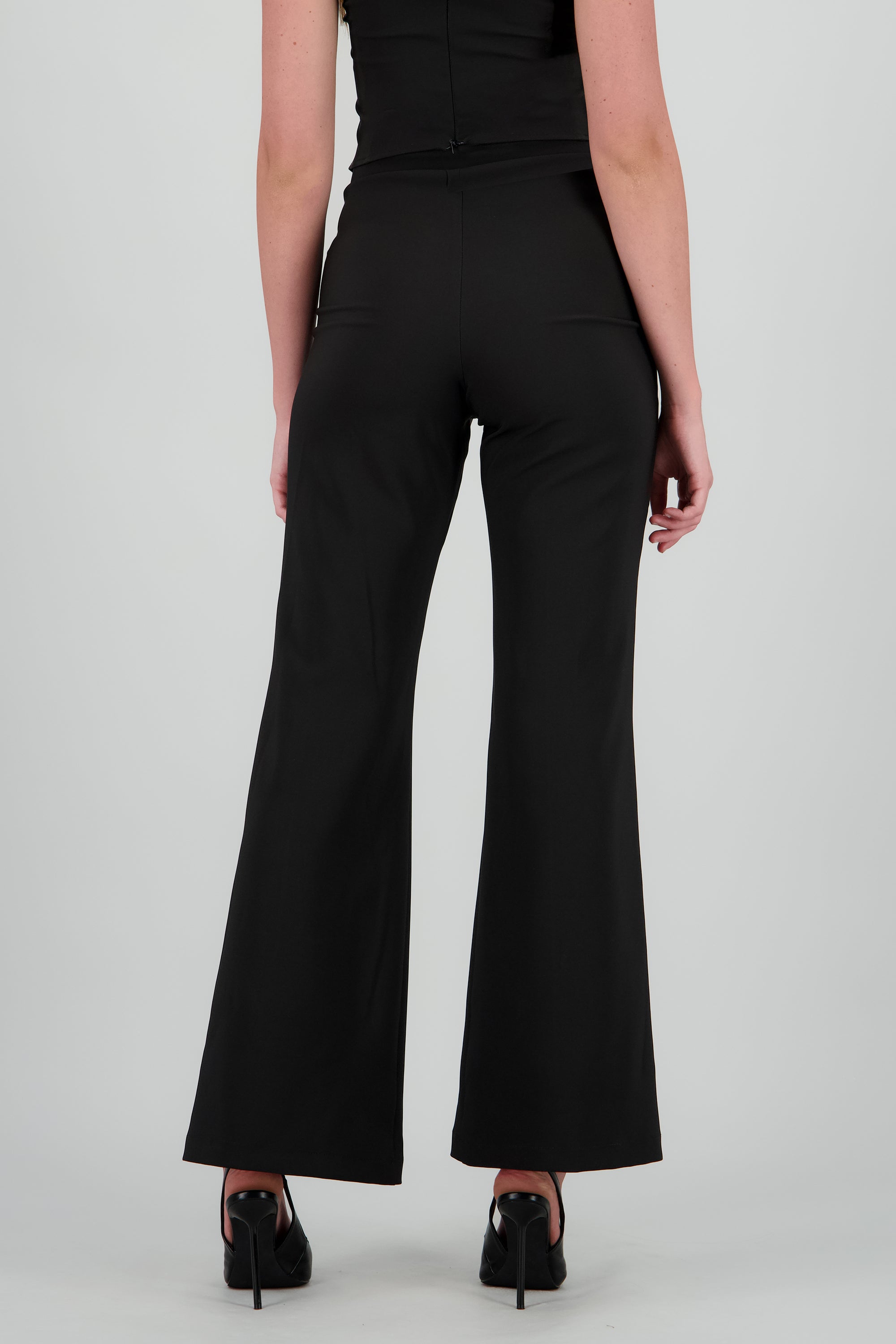 Pantalon liso detalle costuras NEGRO