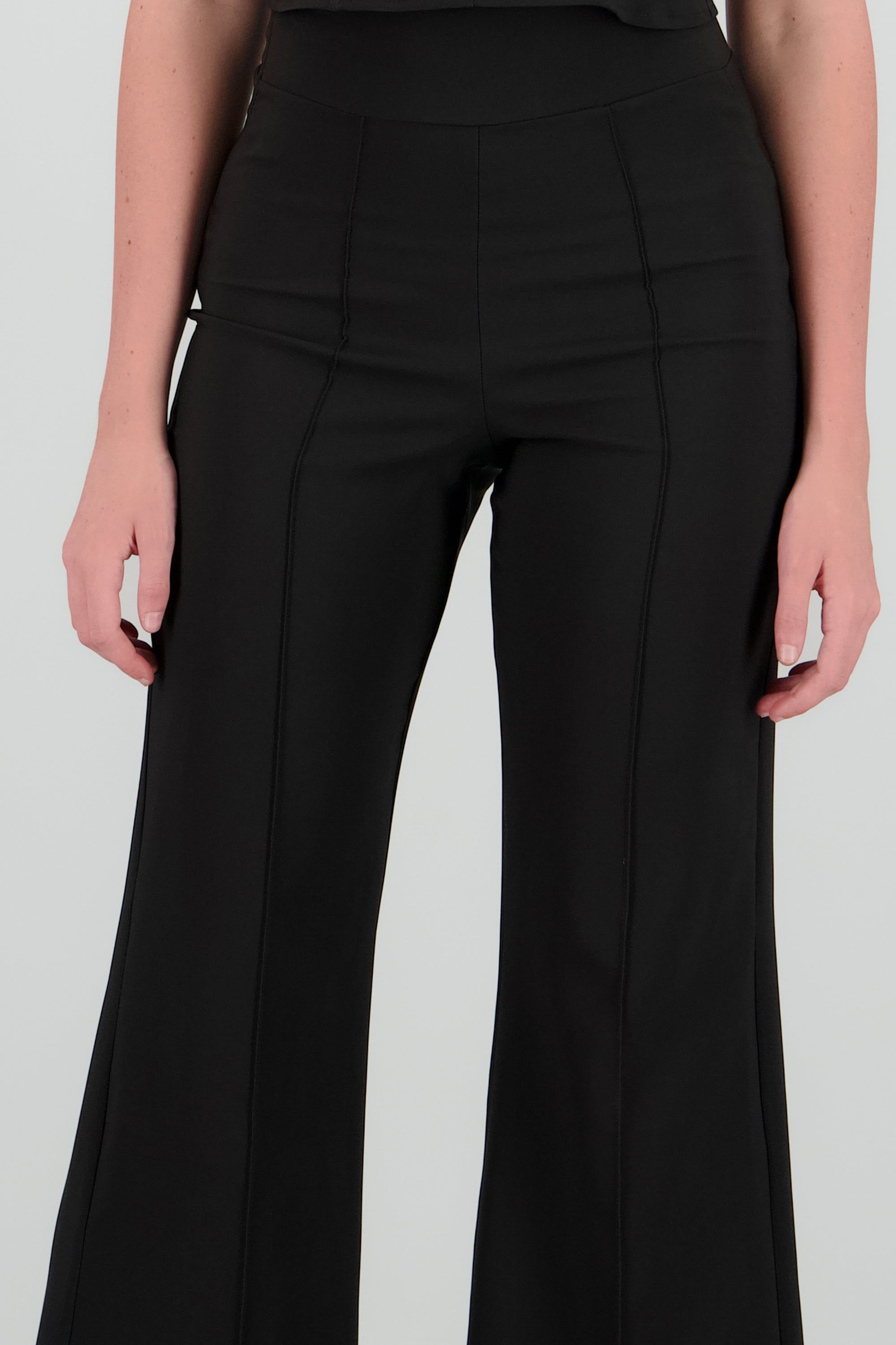 Pantalon liso detalle costuras NEGRO